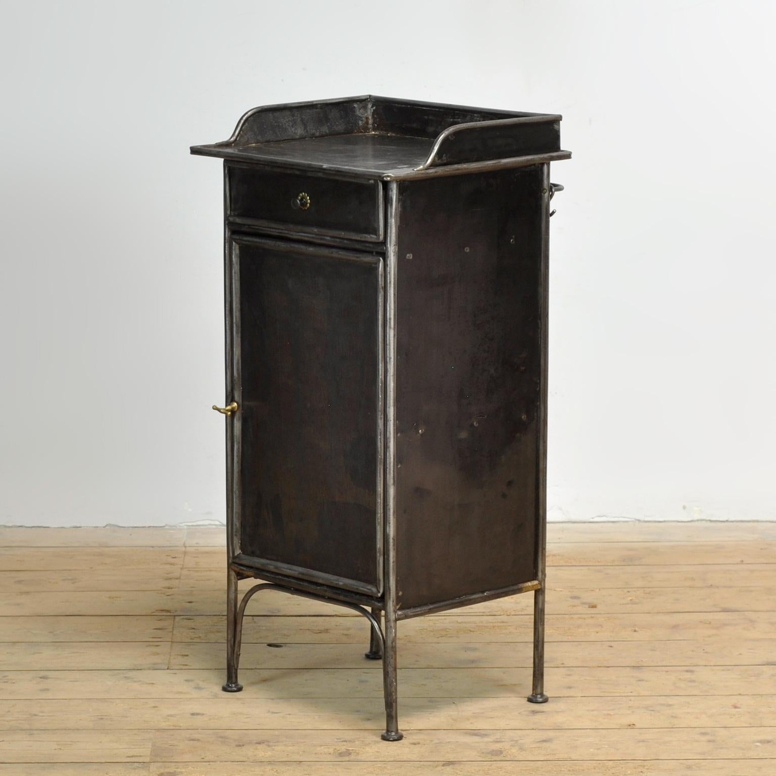 Hongrois Table de chevet en fer, années 1910 en vente