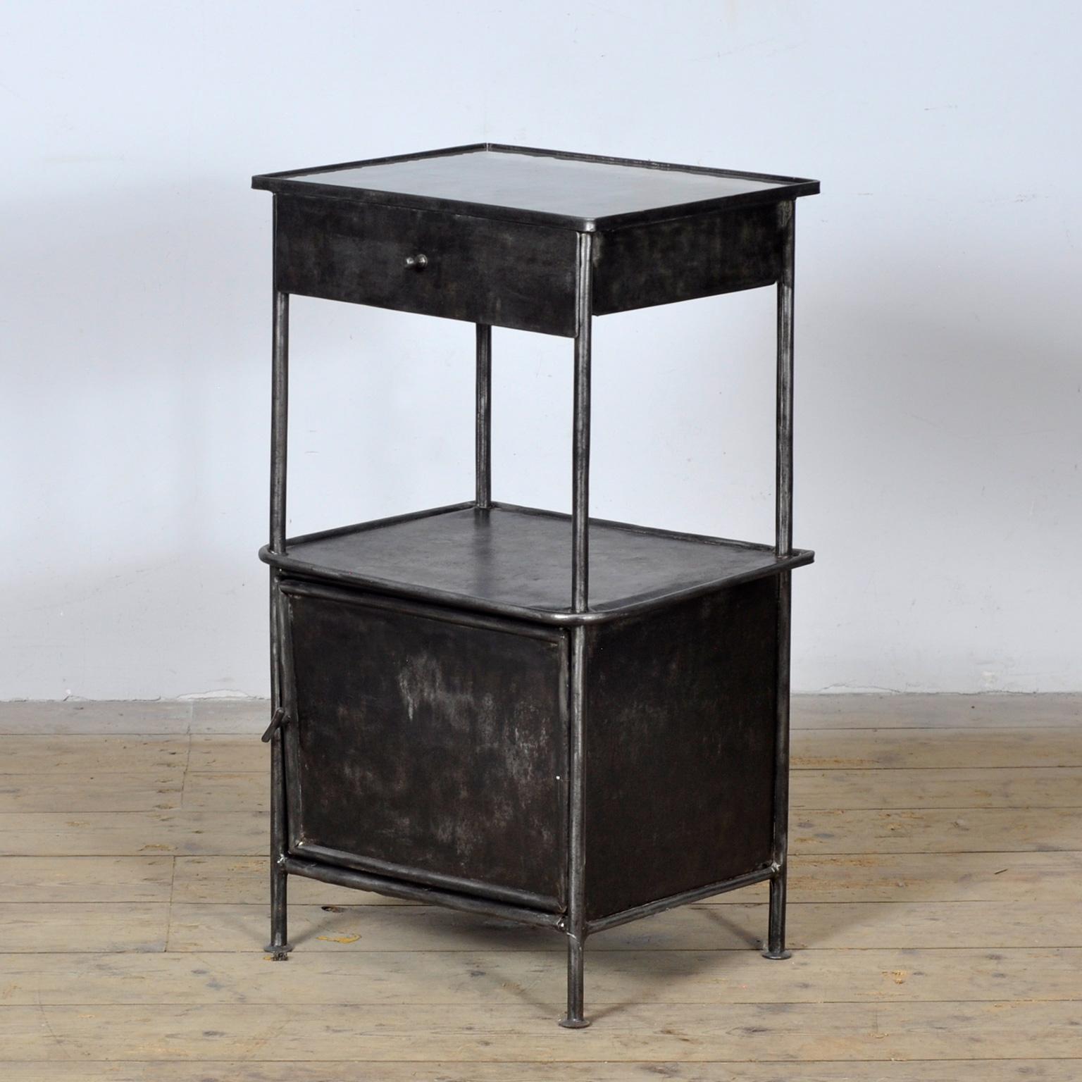 Ungherese Comodino in ferro, 1910