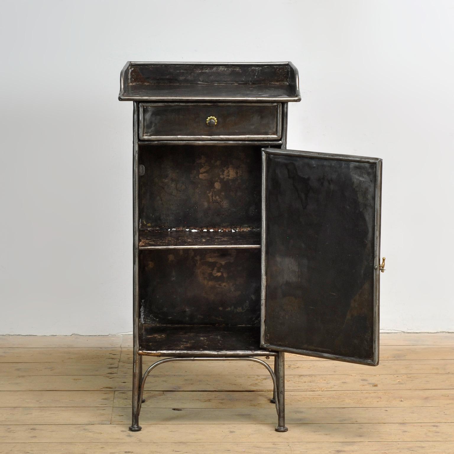 Poli Table de chevet en fer, années 1910 en vente