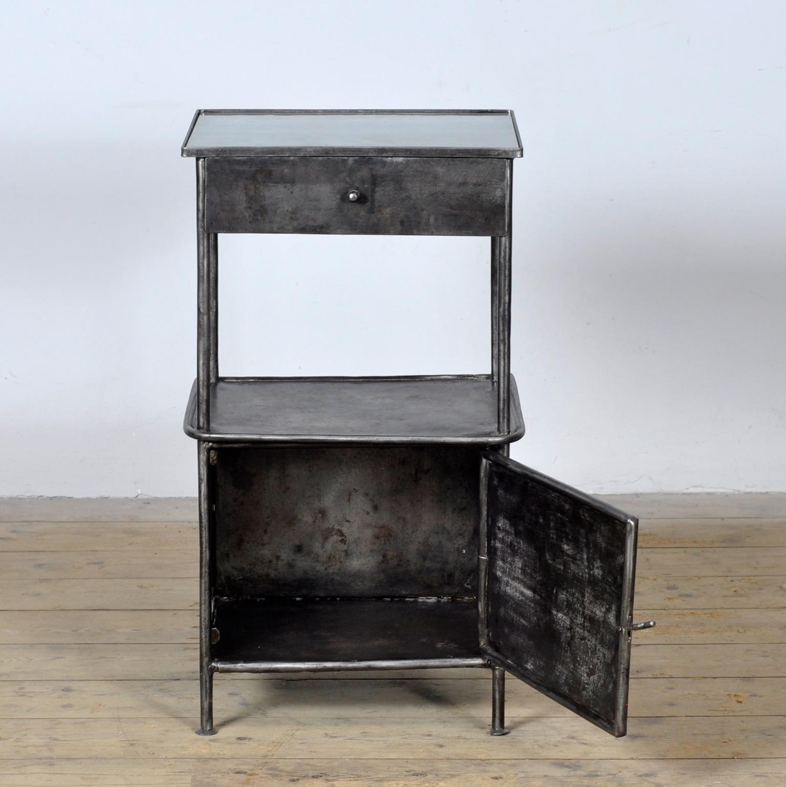 Lucidato Comodino in ferro, 1910