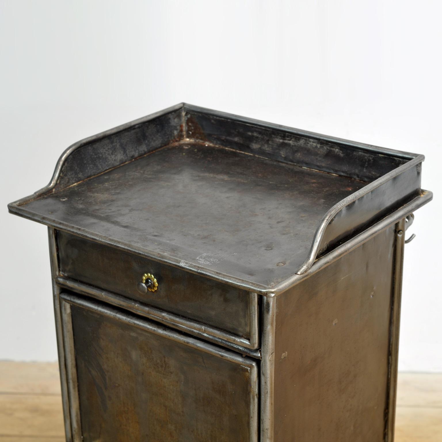 Table de chevet en fer, années 1910 État moyen - En vente à Amsterdam, Noord Holland