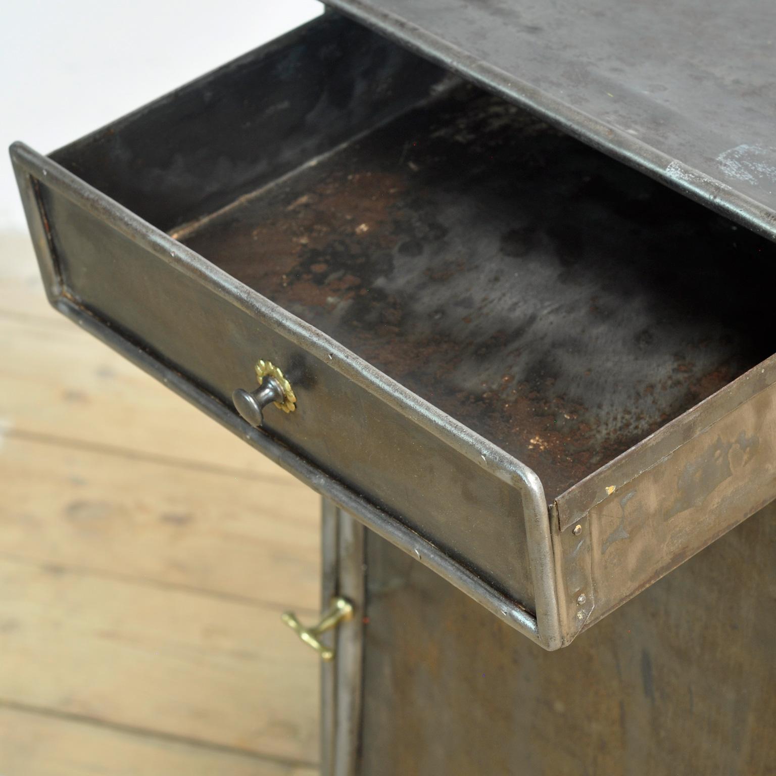 Fer Table de chevet en fer, années 1910 en vente