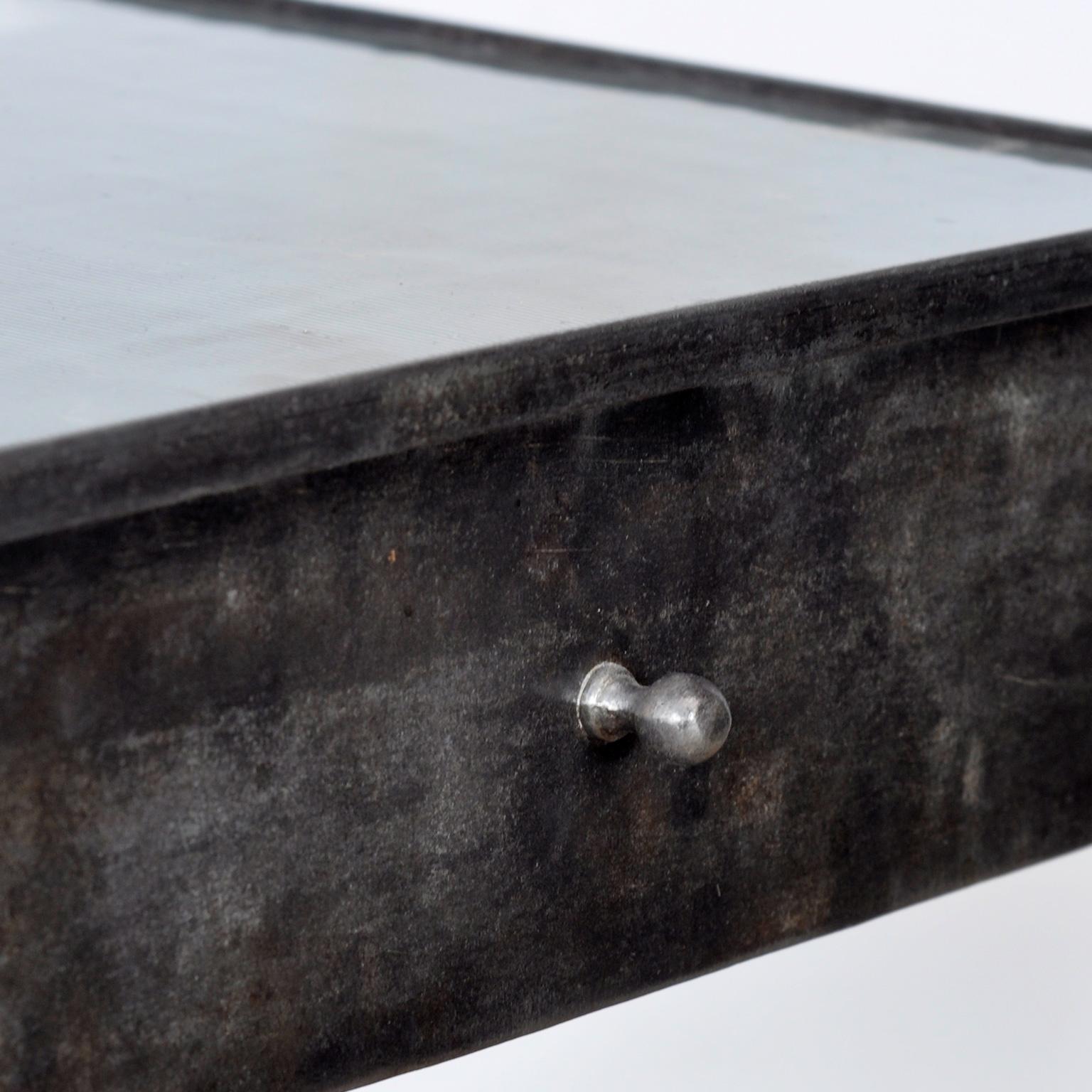 Vetro Comodino in ferro, 1910