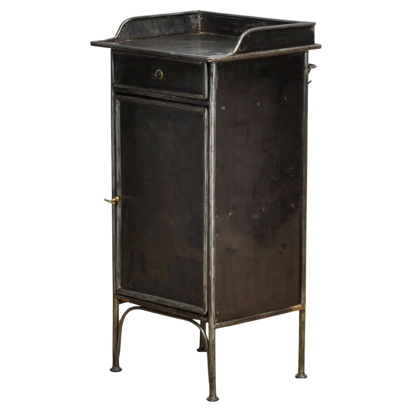 Table de chevet en fer, années 1910 en vente