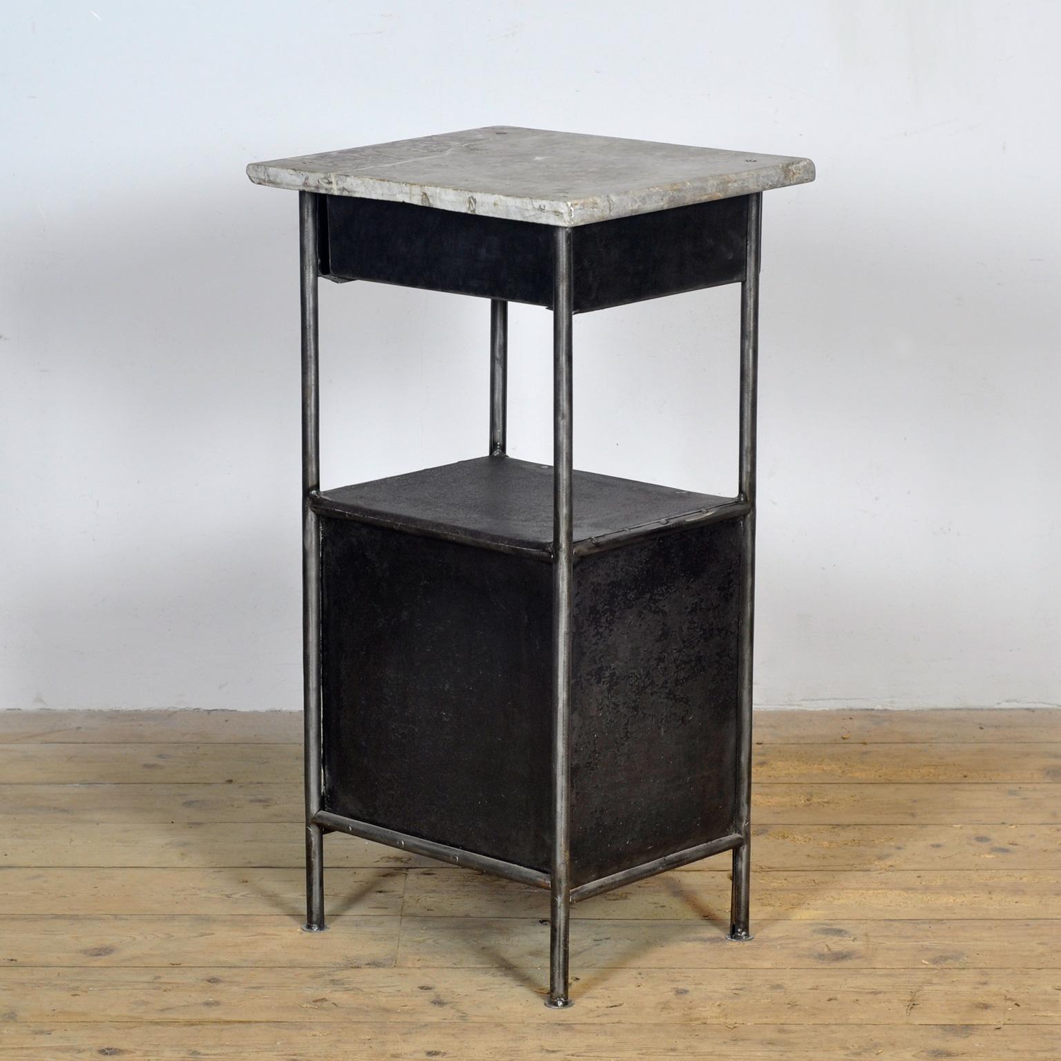 Iron bedside table with marble top, 1910 en vente 5