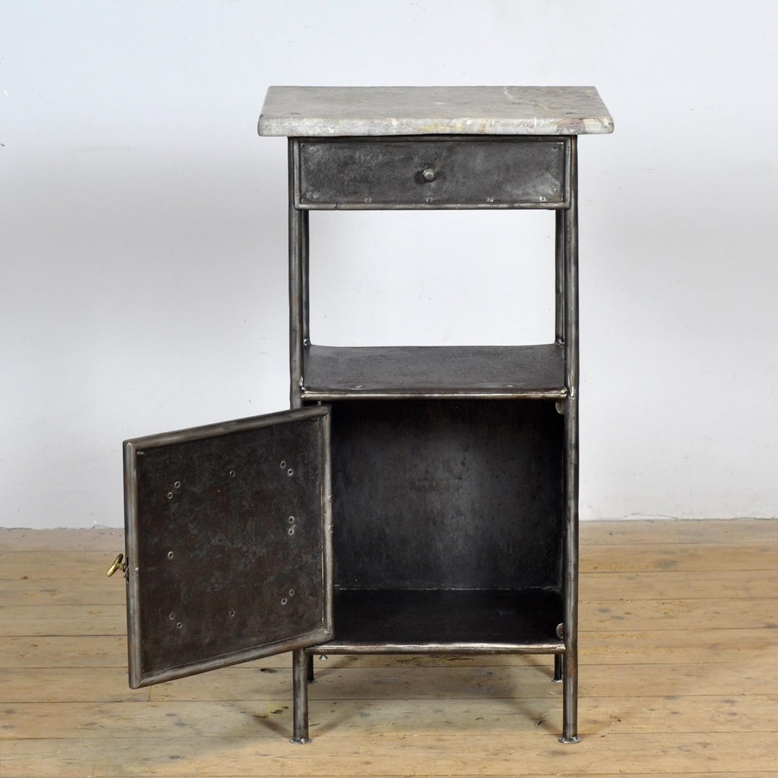 Poli Iron bedside table with marble top, 1910 en vente