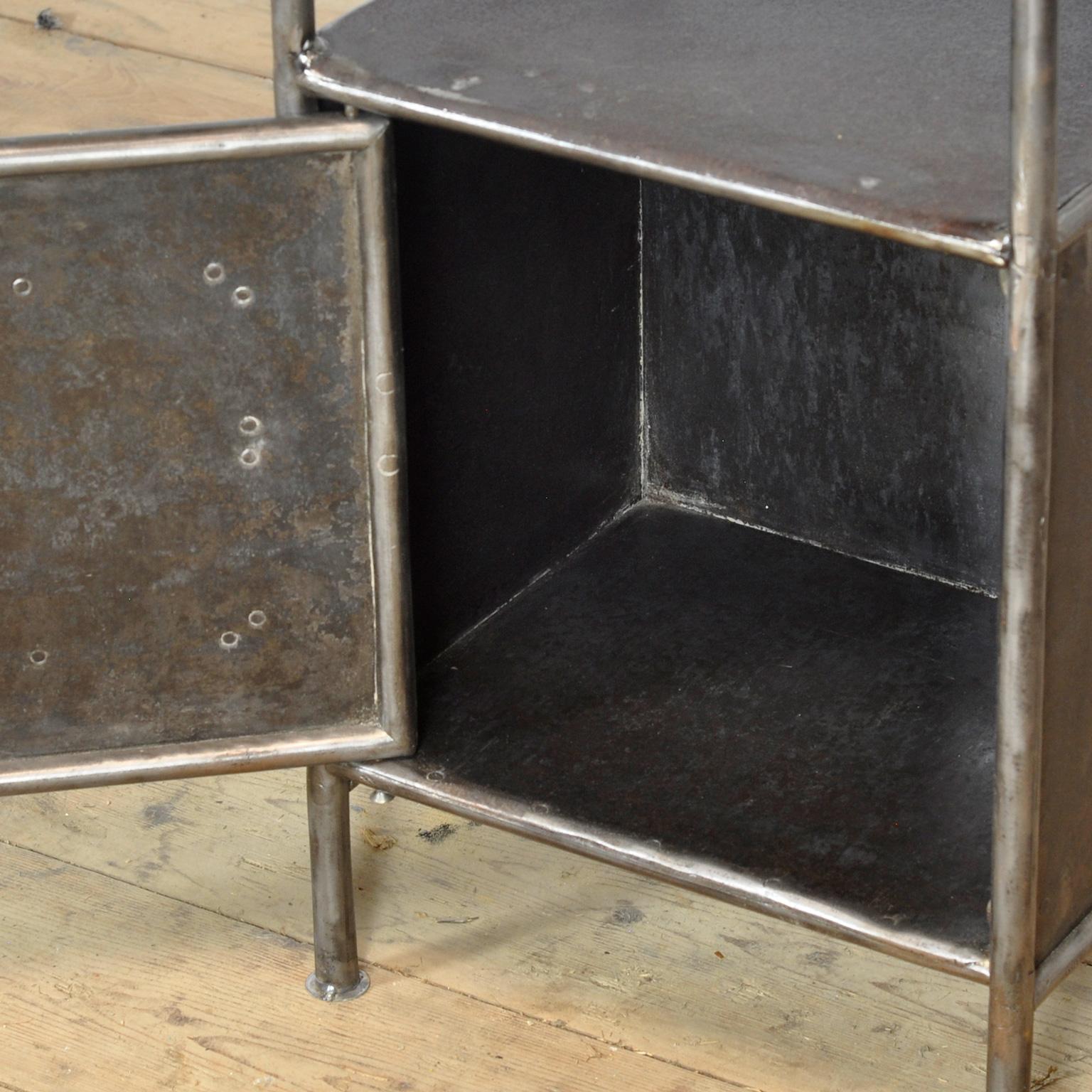 Iron bedside table with marble top, 1910 Bon état - En vente à Amsterdam, Noord Holland