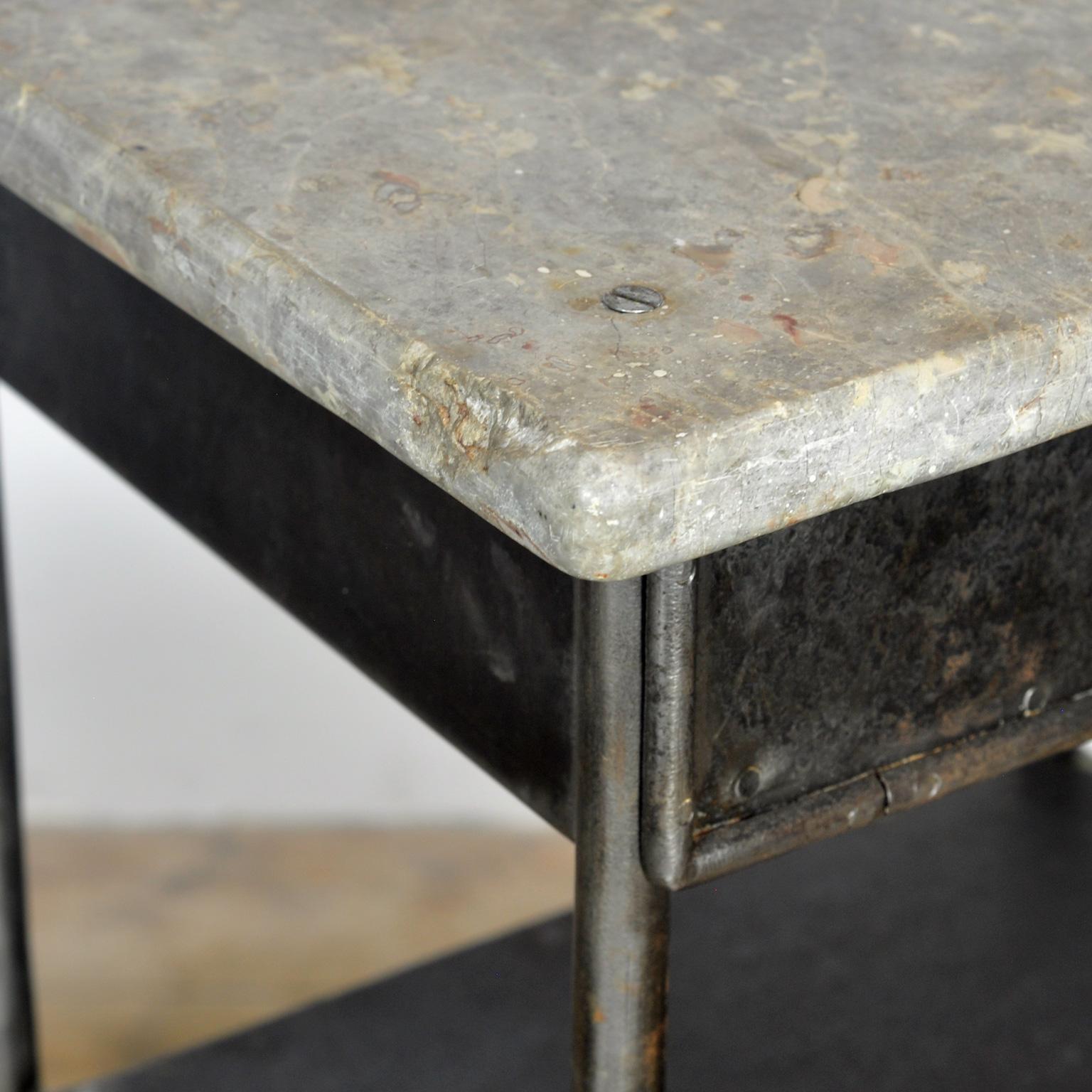 Fer Iron bedside table with marble top, 1910 en vente
