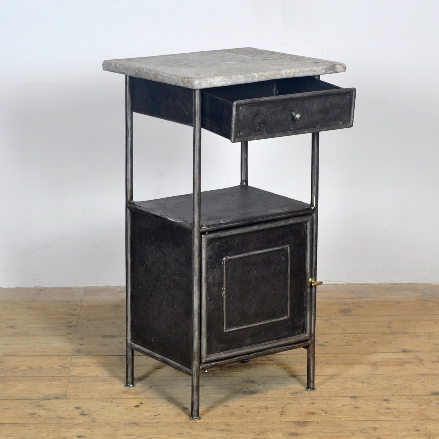 Iron bedside table with marble top, 1910 en vente 1