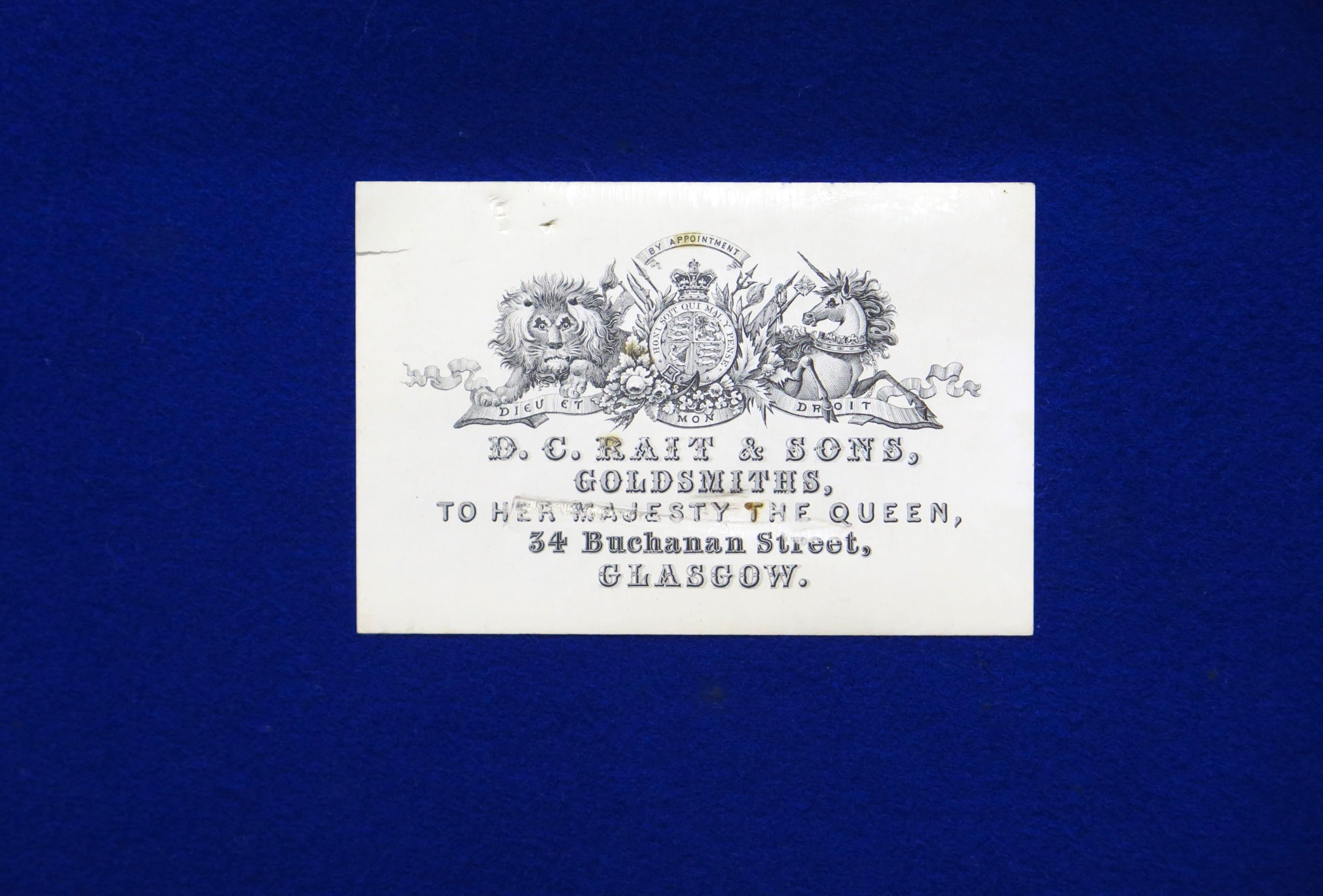 un coffre (boîte de rangement) en argent en chêne cerclé de fer d'A.I.C. Rait & Sons, Glasgow, présentés comme des orfèvres avec un mandat royal pour la Reine Victoria, 