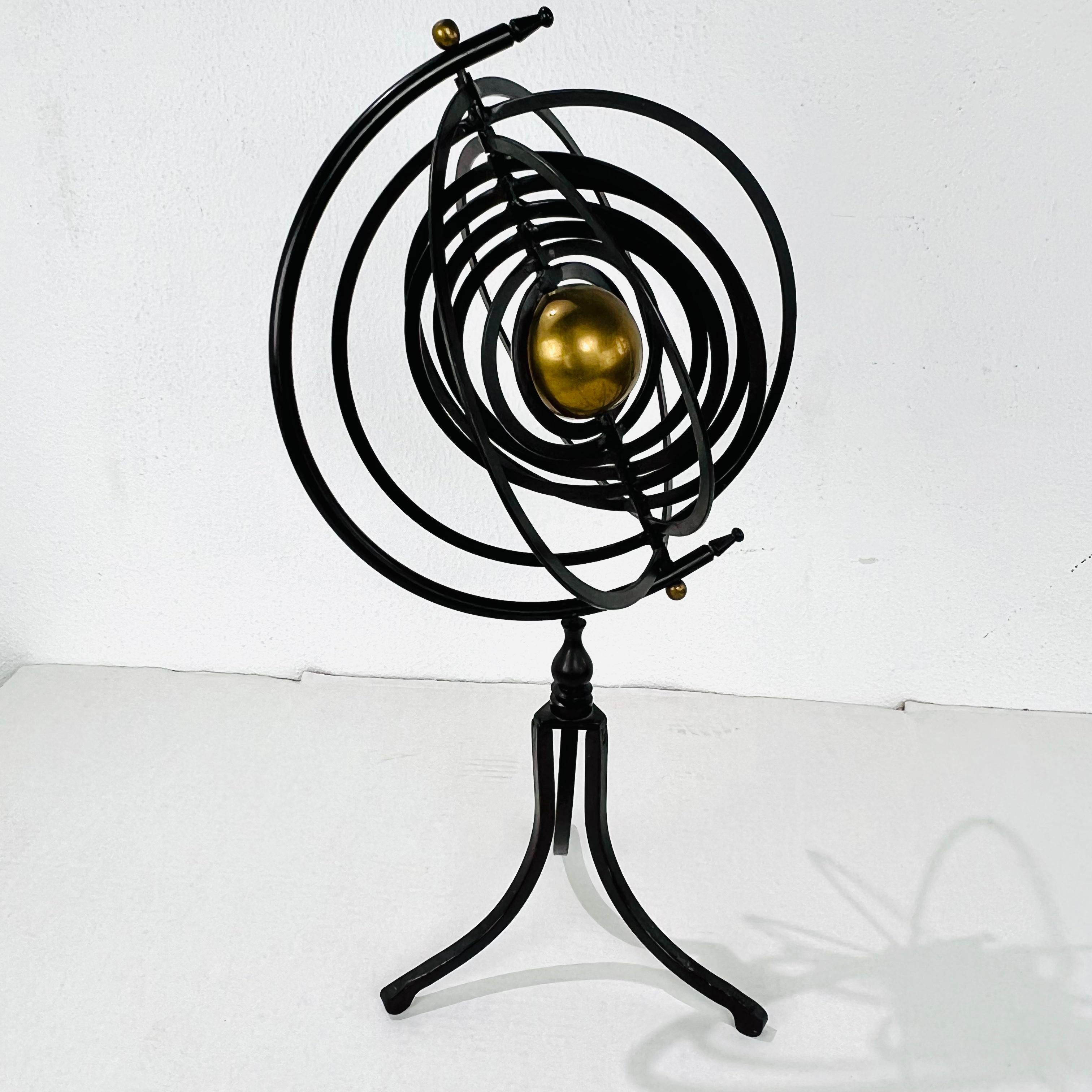 Globe armillaire tournant en laiton et en fer, avec neuf anneaux et une sphère centrale de 3