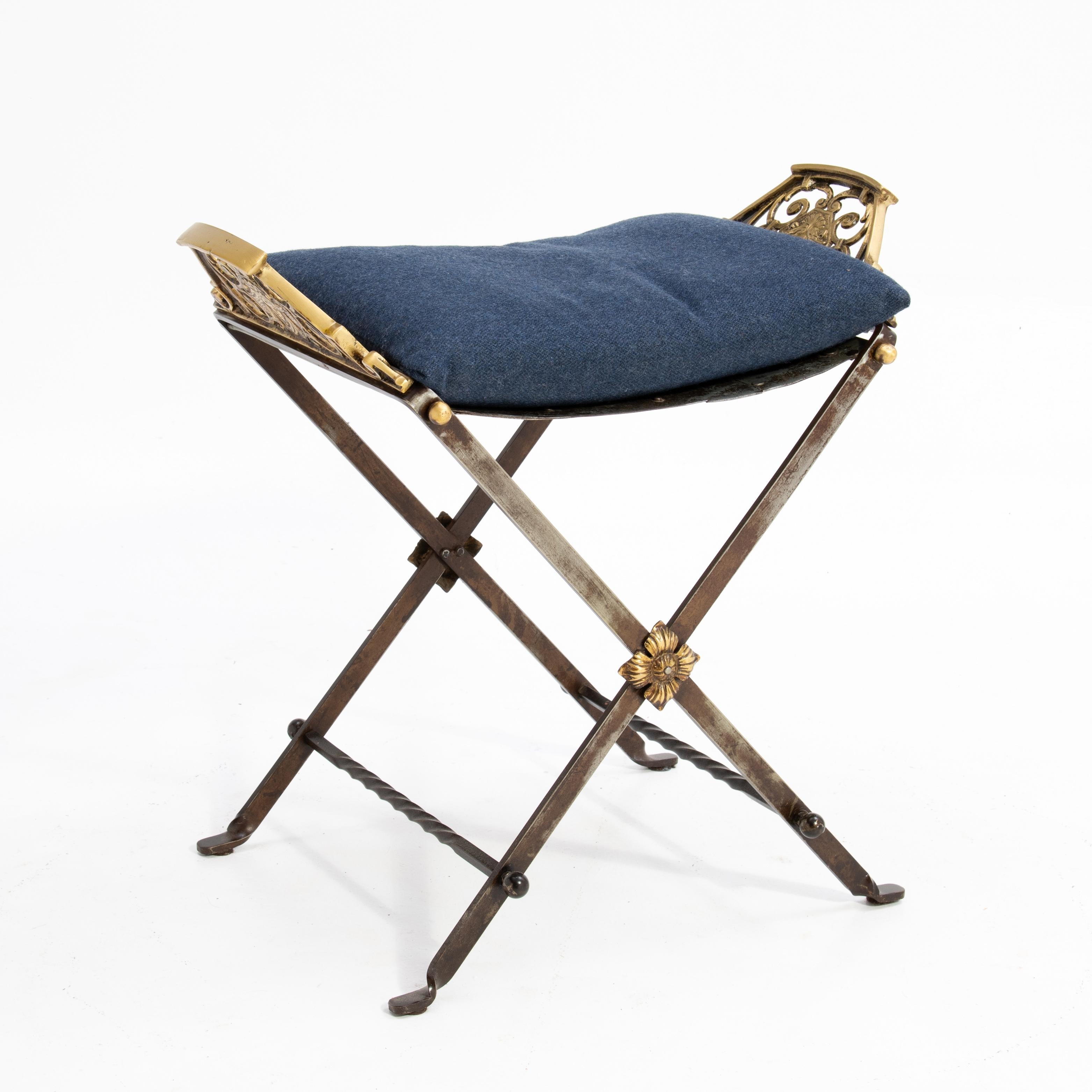Sgabello con base a X in ferro e ottone Oscar Bruno Bach Neoclassico anni '20 in vendita 1