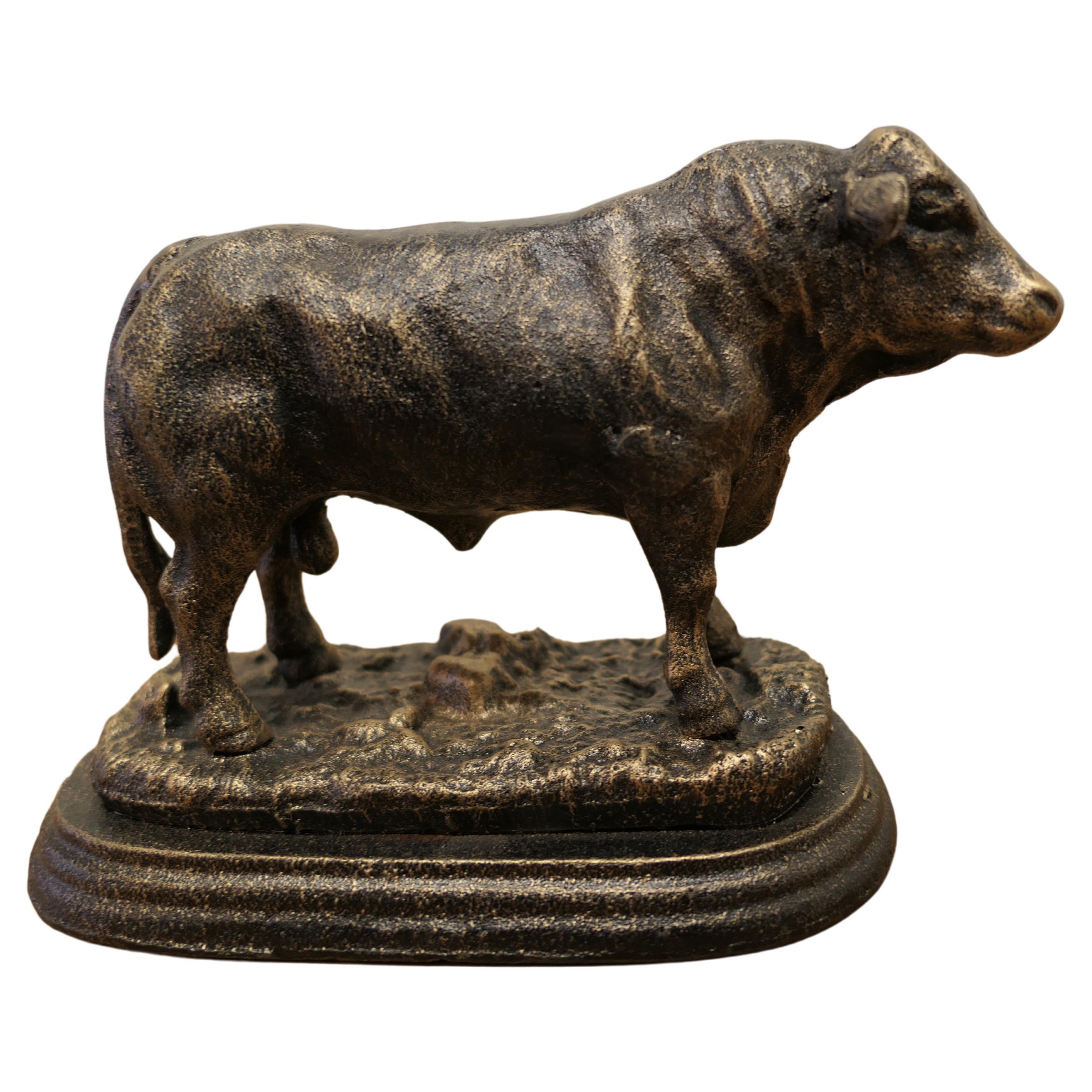 Ornement de bureau taureau en fer avec patine de finition en bronze 