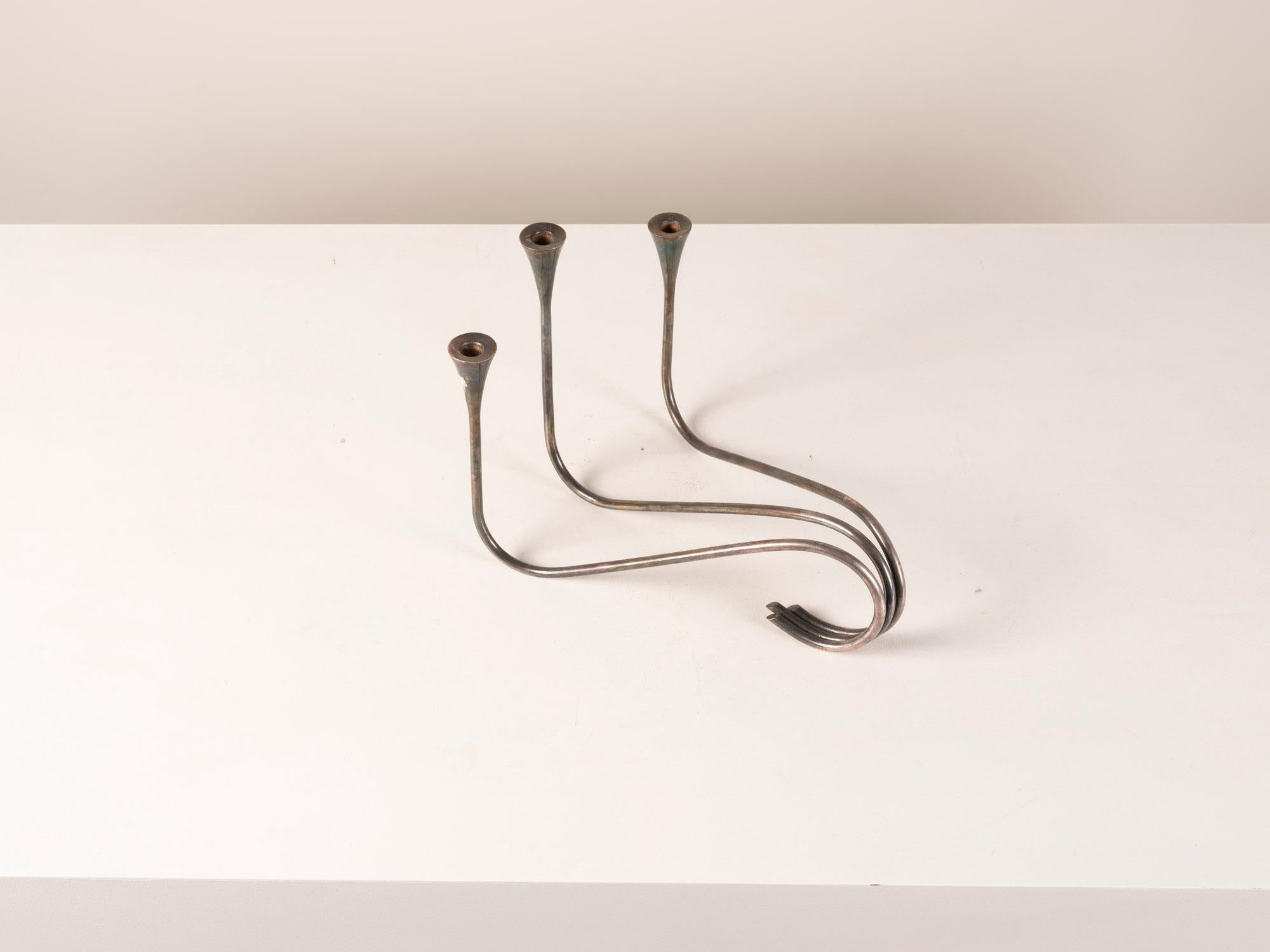 I candelabri  sono l'incarnazione del design moderno brasiliano di metà secolo, creato con il ferro, un materiale spesso utilizzato in quest'epoca per la sua resistenza e malleabilità. Questi pezzi in particolare hanno un'estetica minimalista,