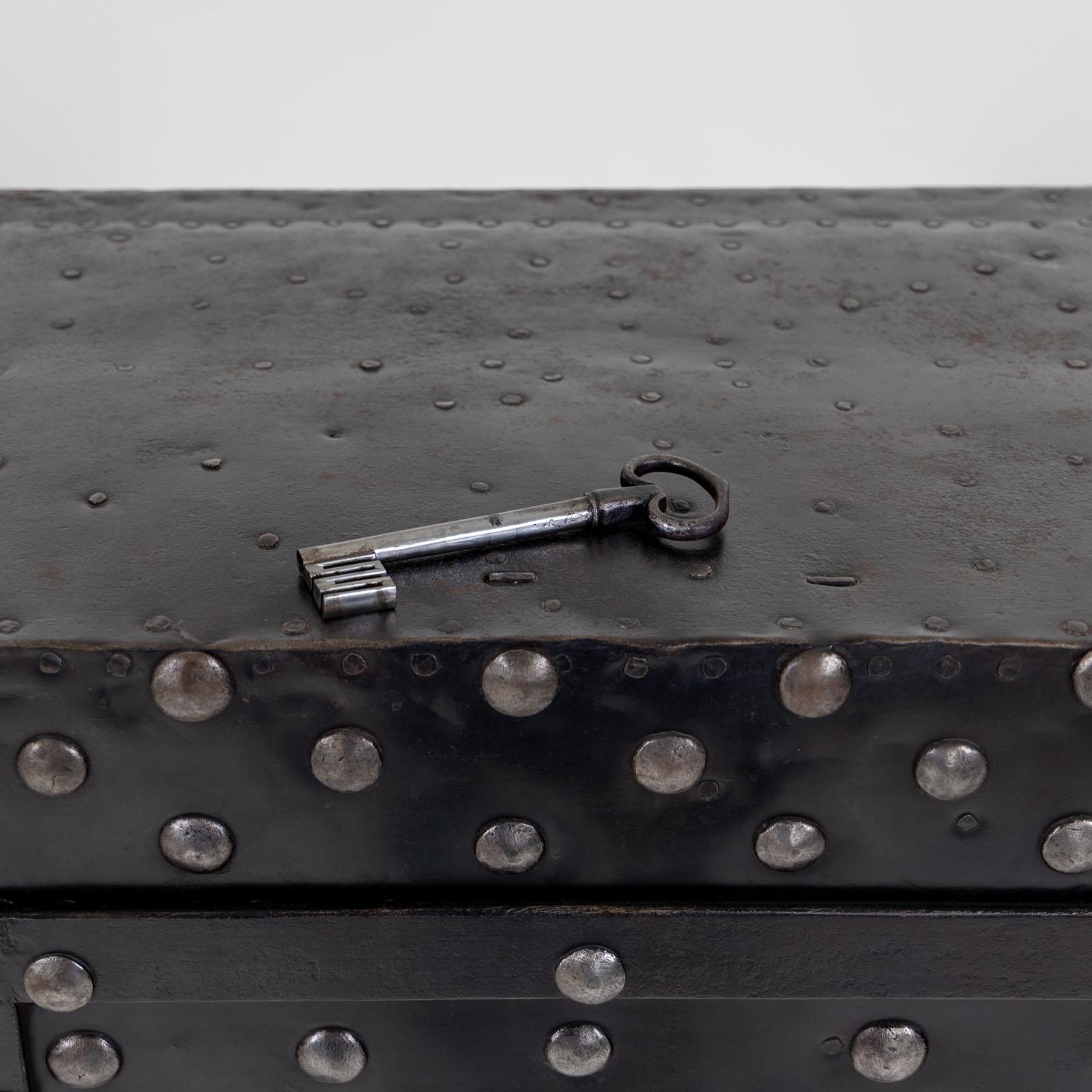 Eisen- Cassaforte aus Eisen mit Schlüsseln und kompliziertem Schlossmechanismus, 18. Jahrhundert (18. Jahrhundert und früher) im Angebot