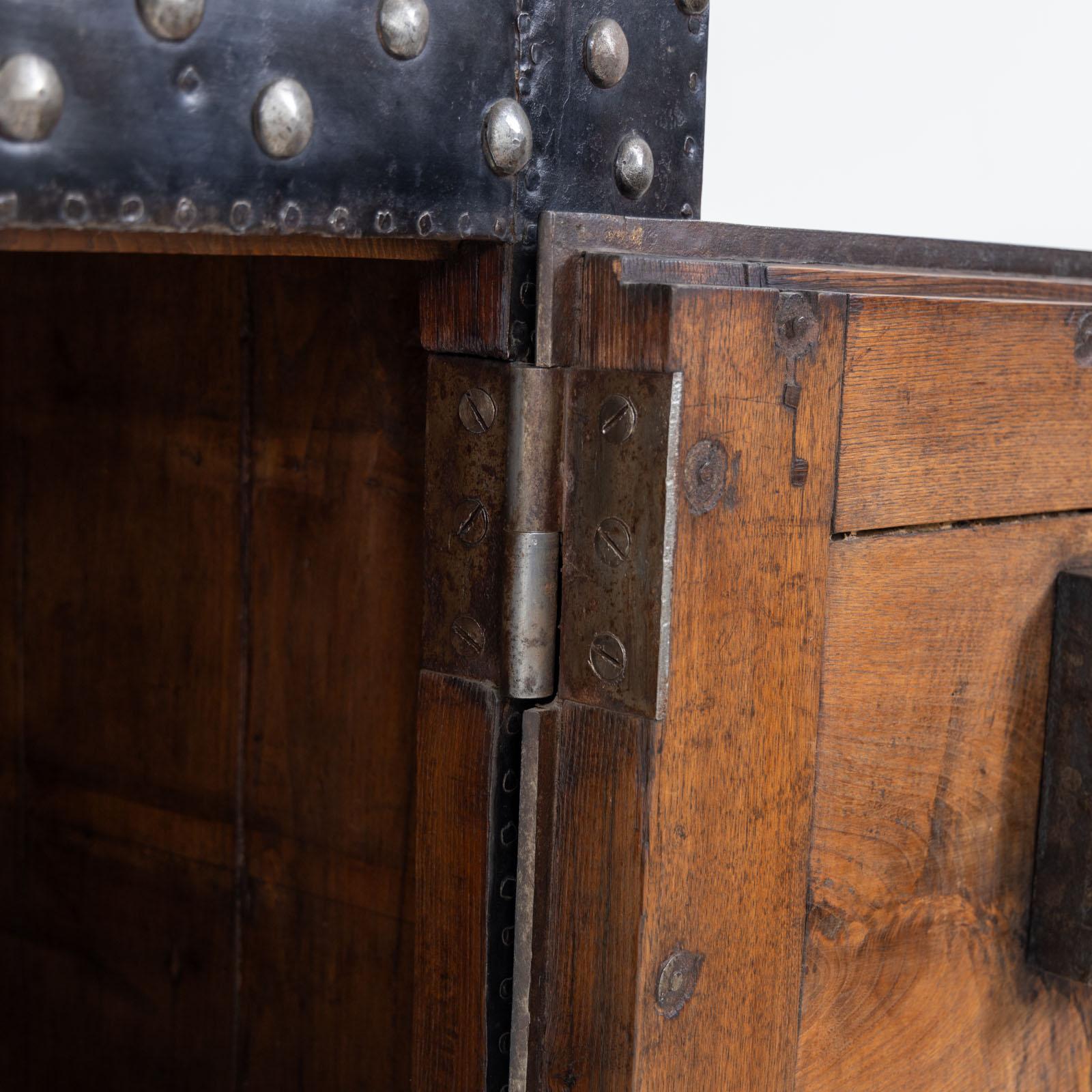 Eisen- Cassaforte aus Eisen mit Schlüsseln und kompliziertem Schlossmechanismus, 18. Jahrhundert im Angebot 2