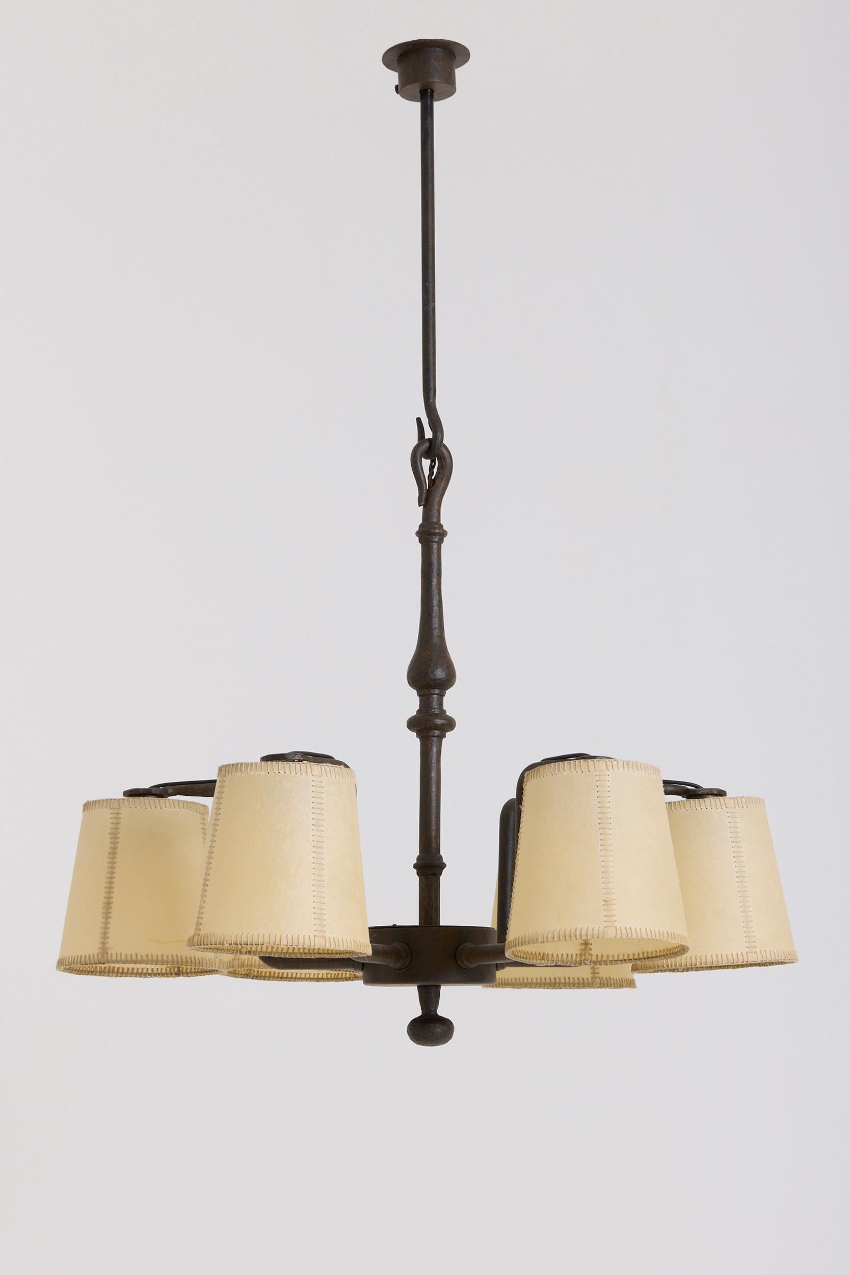 Una plafoniera in ferro forgiato e tonalità di velluto
Spagna, metà del XX secolo
Con i paralumi: 102 cm di altezza per 72 cm di diametro, come mostrato.
Solo la base della lampada: 102 cm di altezza per 62 cm di diametro
Gancio a cupola per il