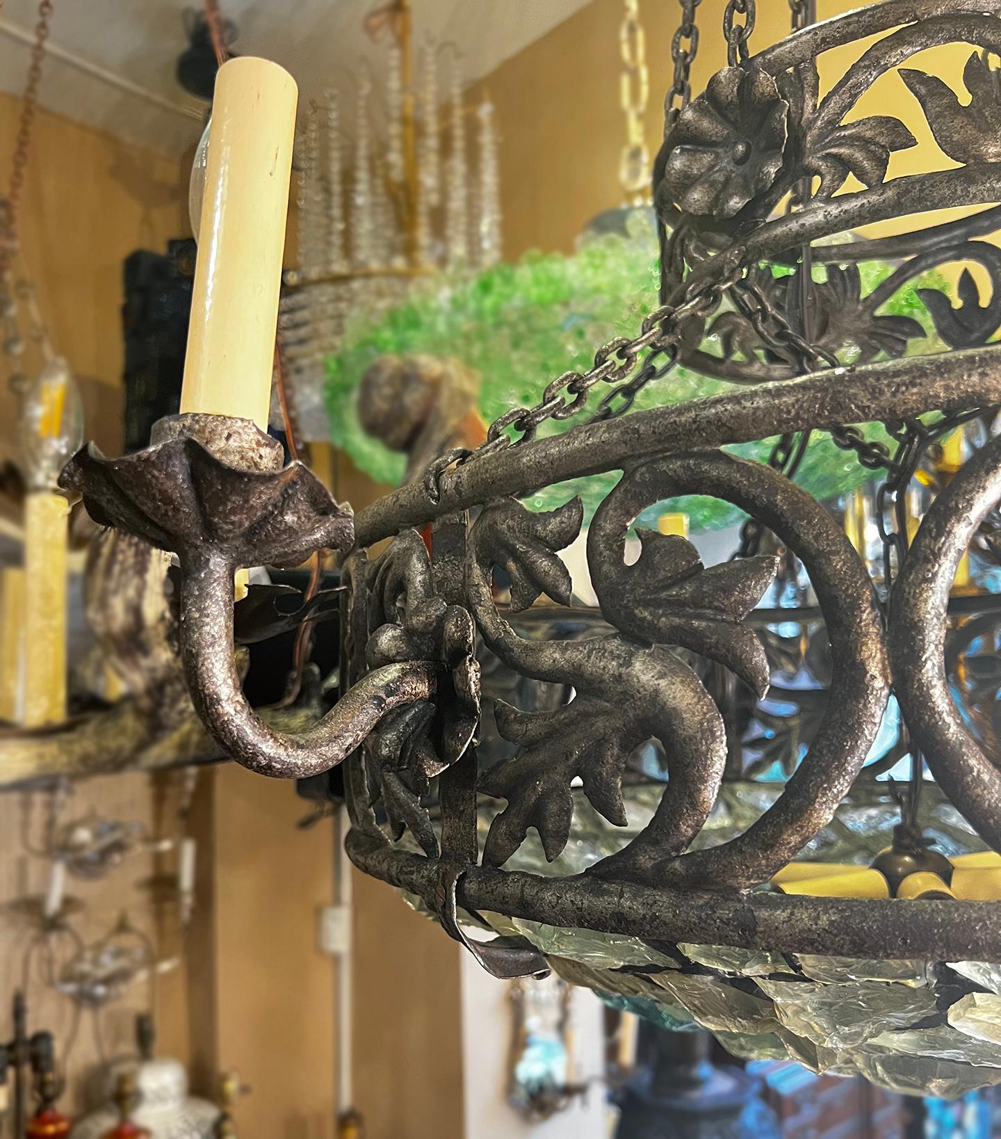 Lampadario in ferro con inserti in vetro blu in vendita 2