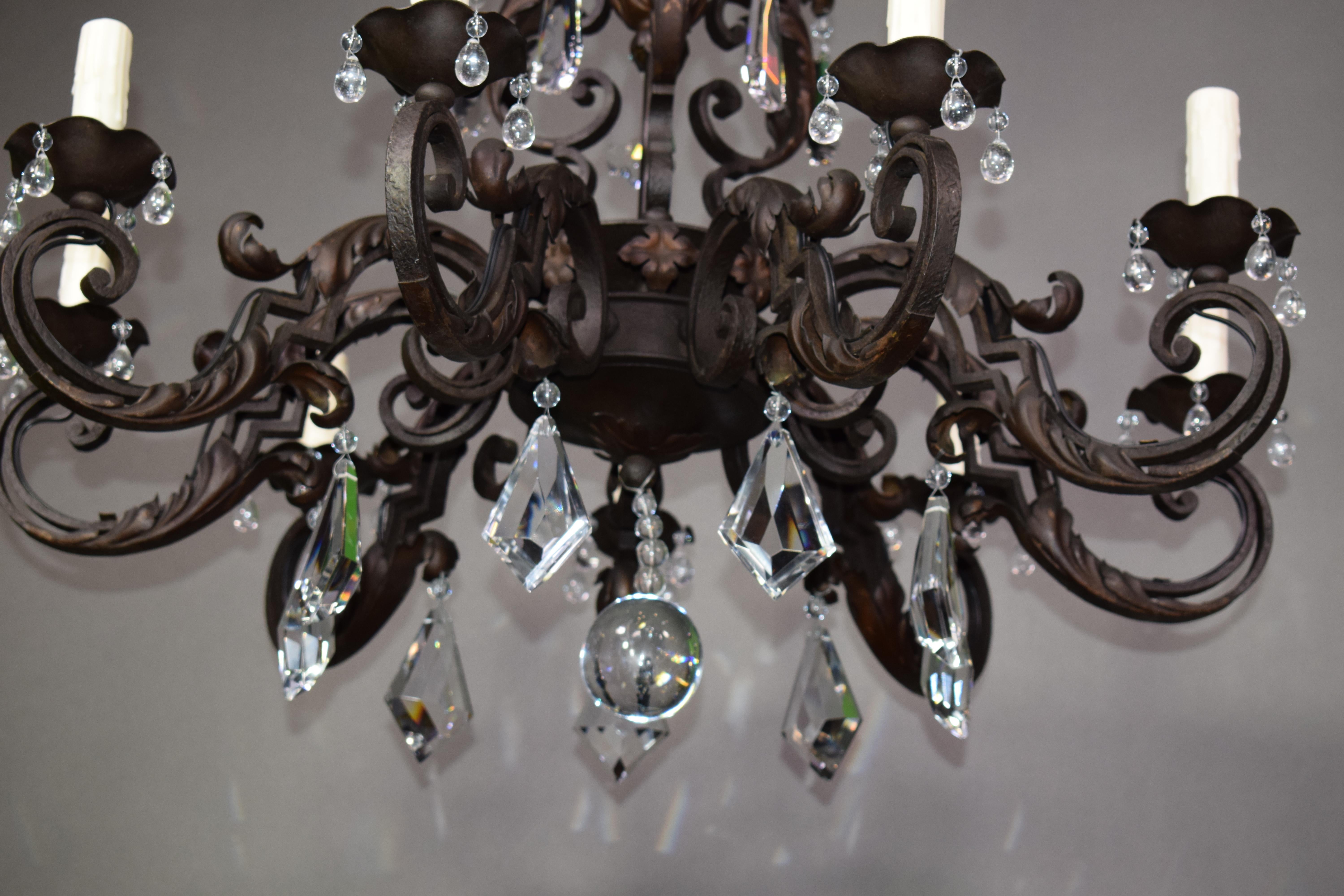 Louis XV Lustre en fer avec pendentifs en cristal en vente