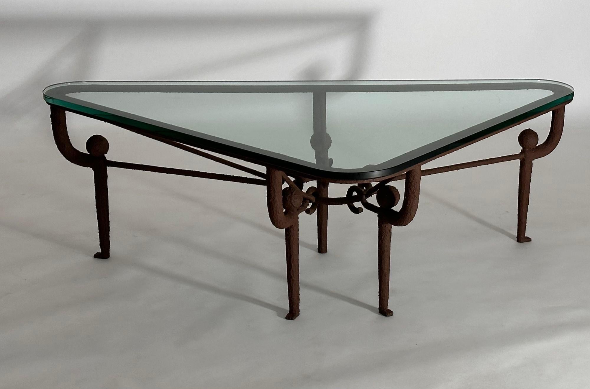 Postmoderne Table basse en fer avec finition en plâtre peint en brun, à la manière de Diego Giacometti en vente