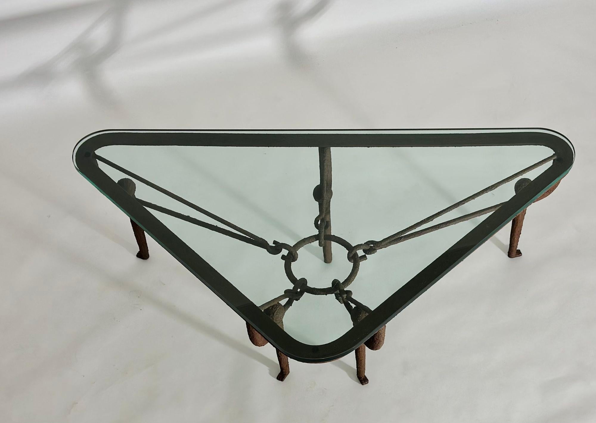 Français Table basse en fer avec finition en plâtre peint en brun, à la manière de Diego Giacometti en vente