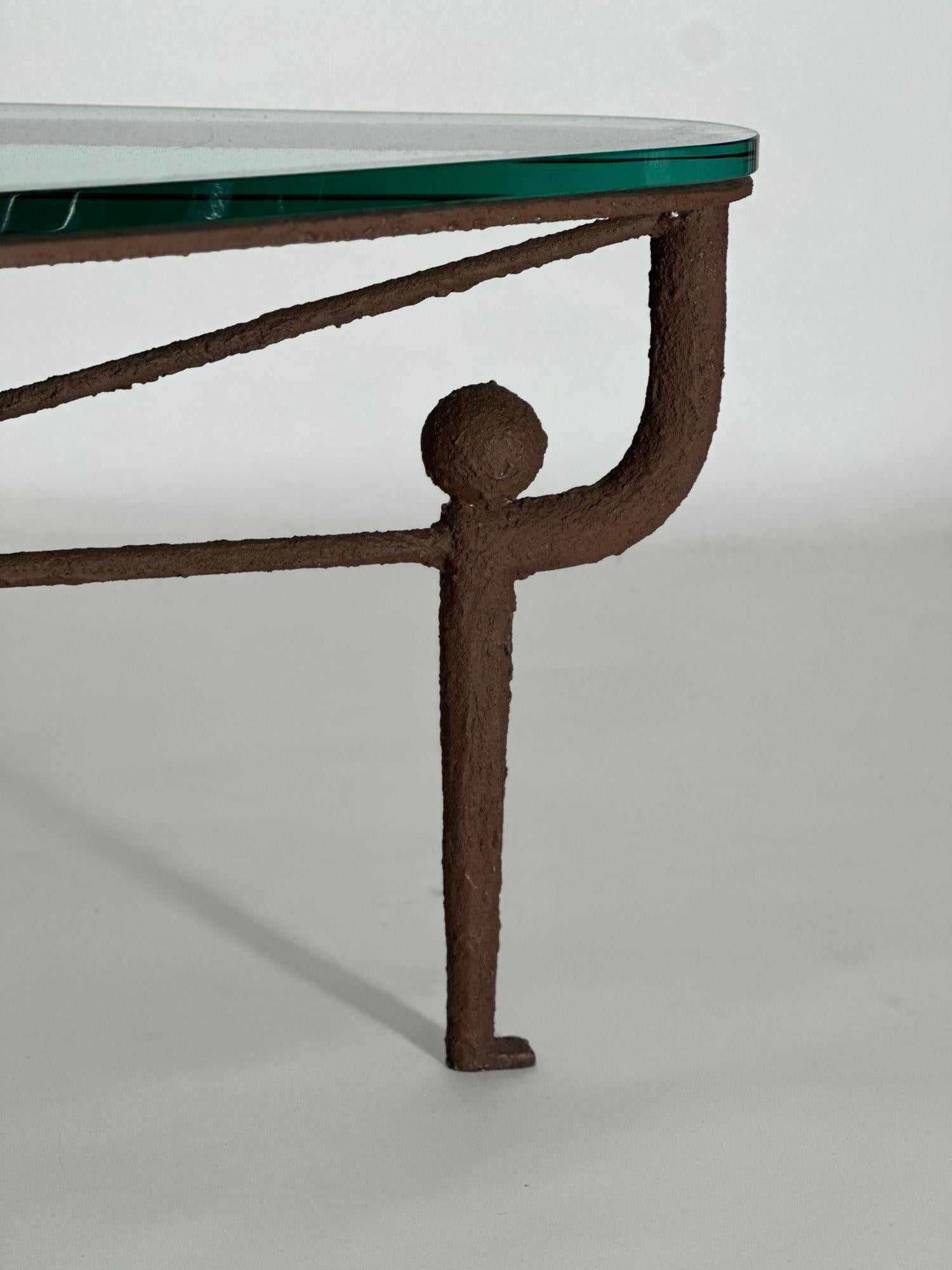 Table basse en fer avec finition en plâtre peint en brun, à la manière de Diego Giacometti Bon état - En vente à Chicago, IL