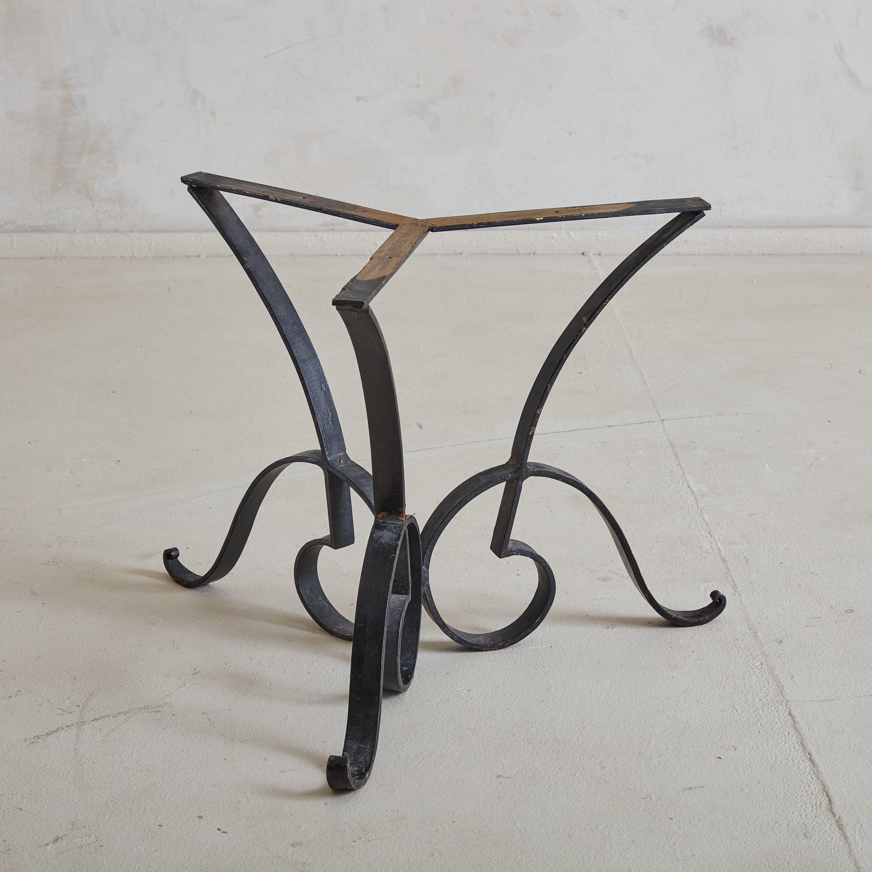 Table basse en fer avec plateau en marbre entrecroisé, France, années 1940 en vente 3
