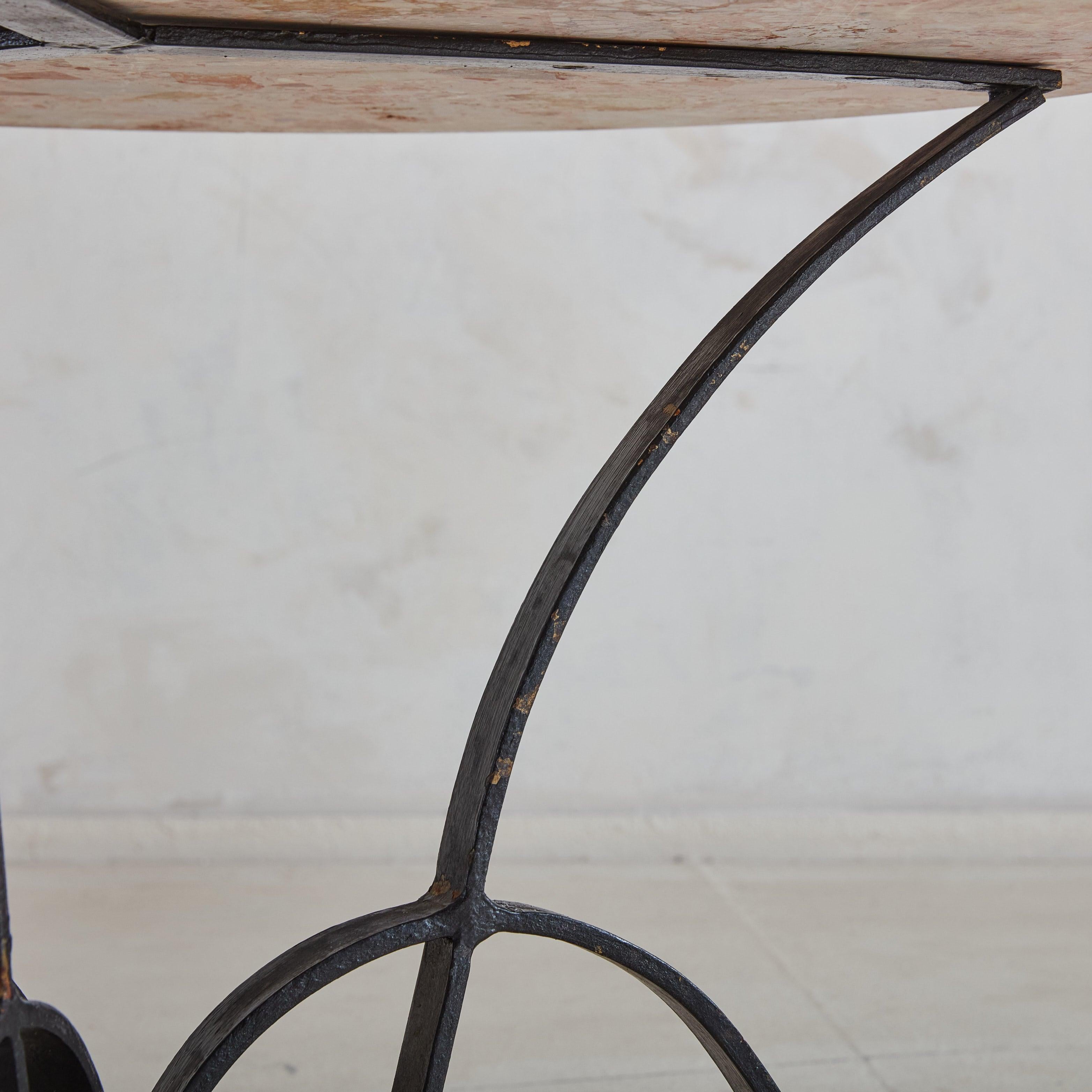 Français Table basse en fer avec plateau en marbre entrecroisé, France, années 1940 en vente