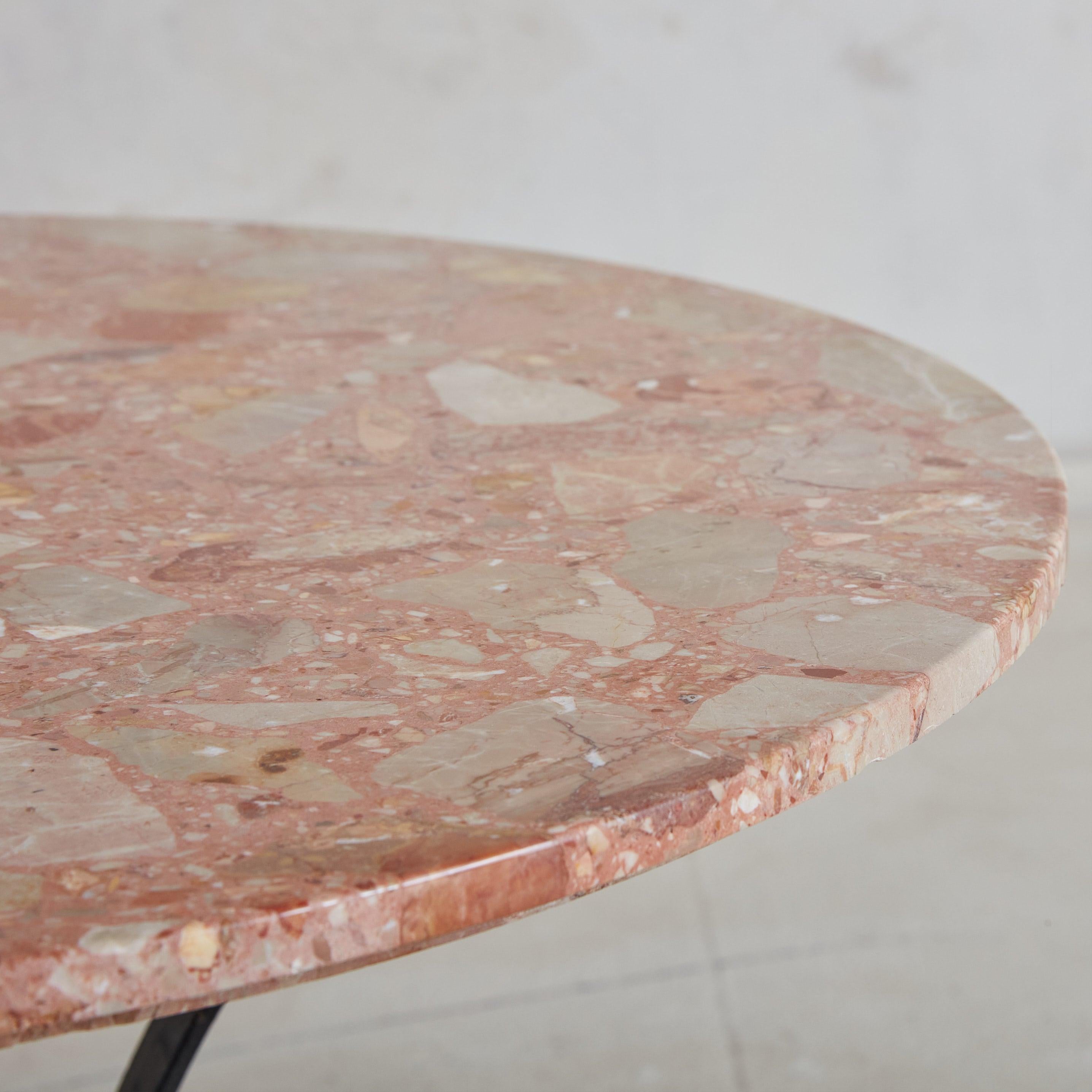 Table basse en fer avec plateau en marbre entrecroisé, France, années 1940 Excellent état - En vente à Chicago, IL