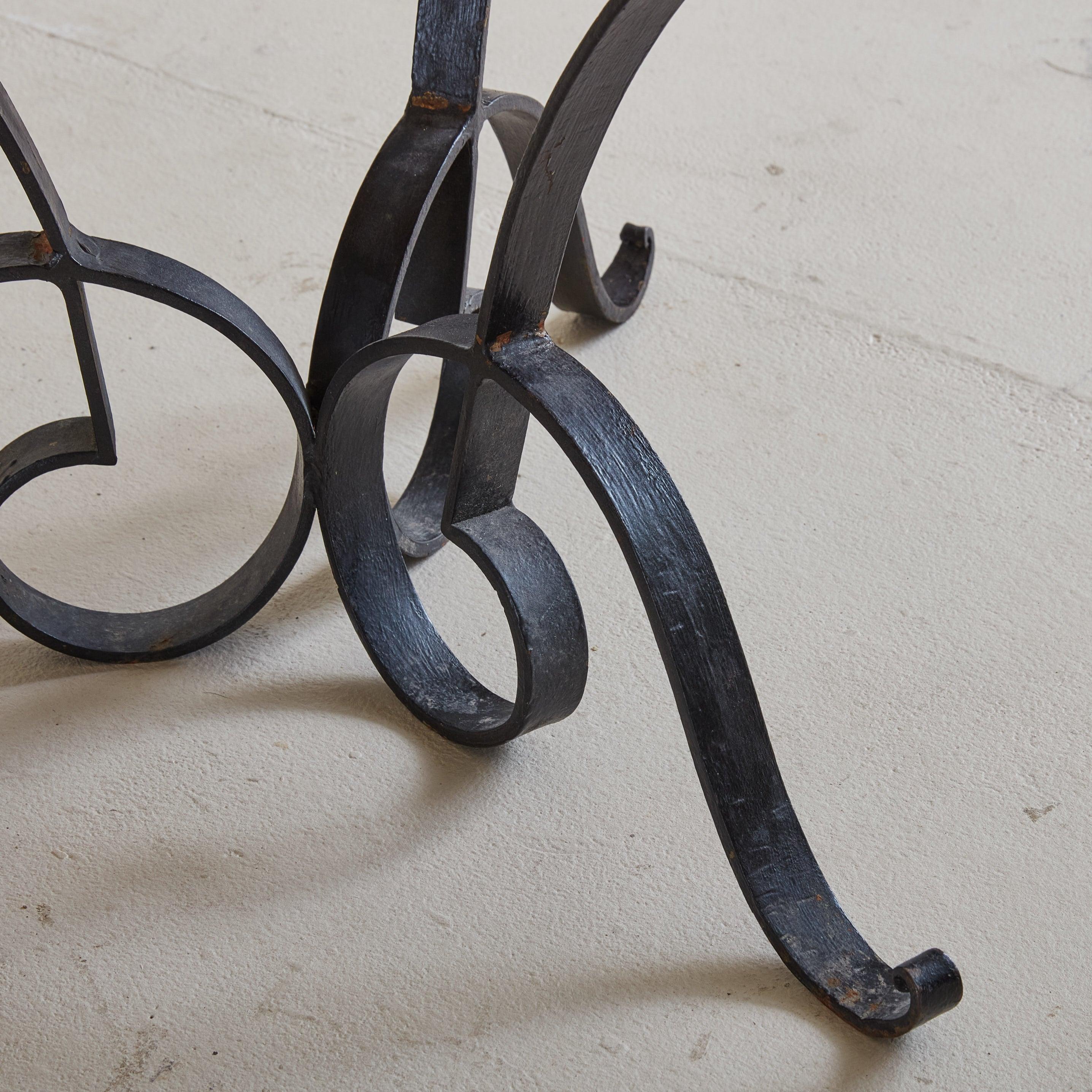 Milieu du XXe siècle Table basse en fer avec plateau en marbre entrecroisé, France, années 1940 en vente