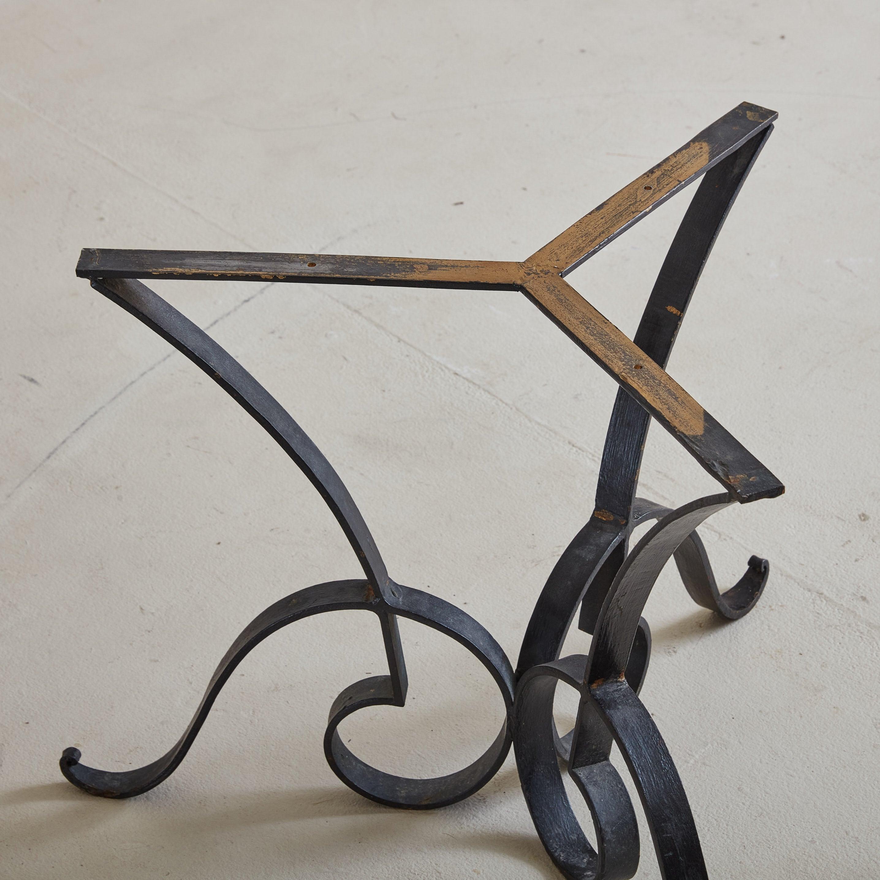 Table basse en fer avec plateau en marbre entrecroisé, France, années 1940 en vente 2