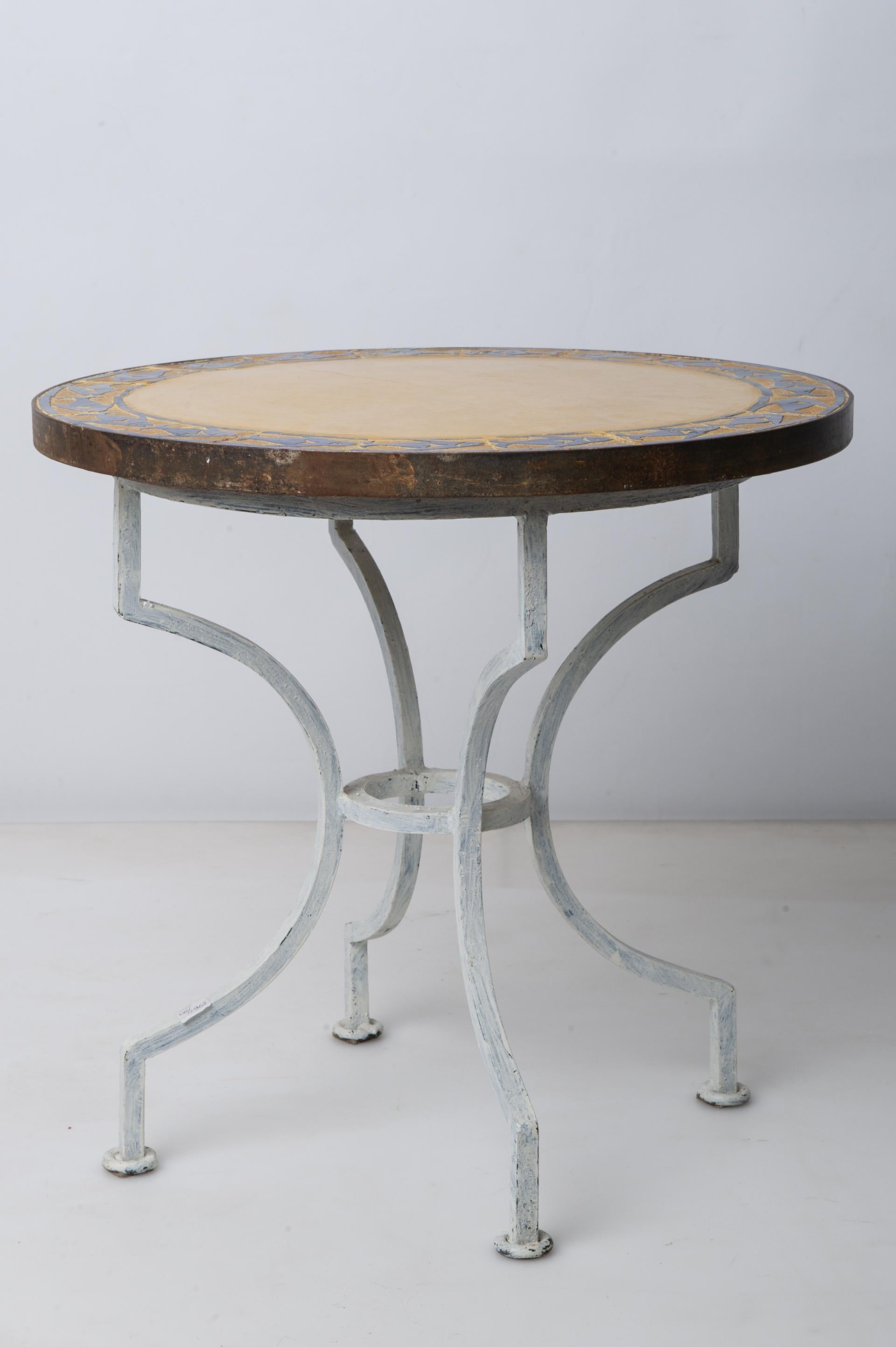 O/2962 - Tavolino marocchino con piano in ceramica a forma di 