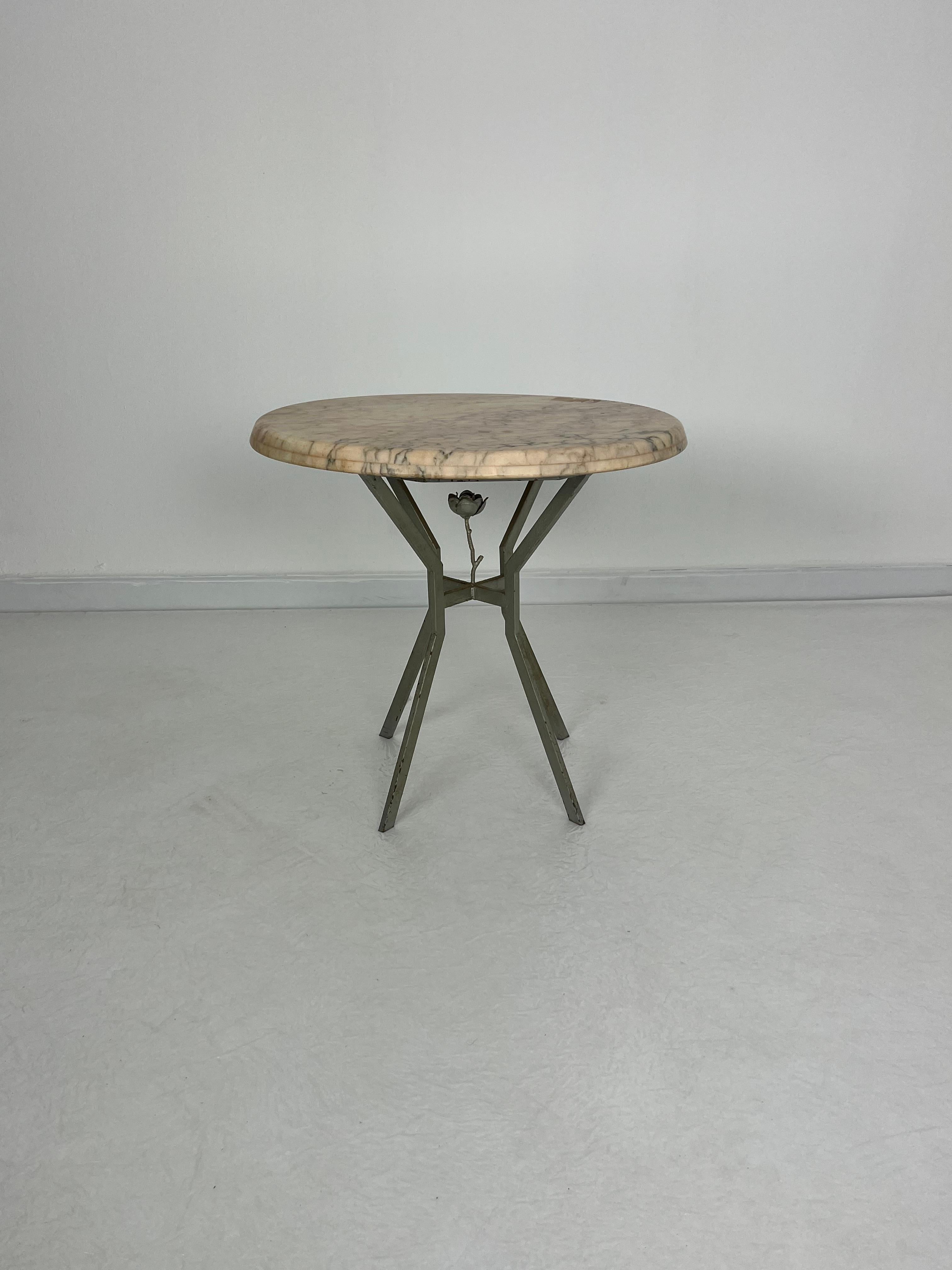 Mesa de centro de hierro con tapa de mármol, Made in Italy Años 60 mediados del siglo XX en venta