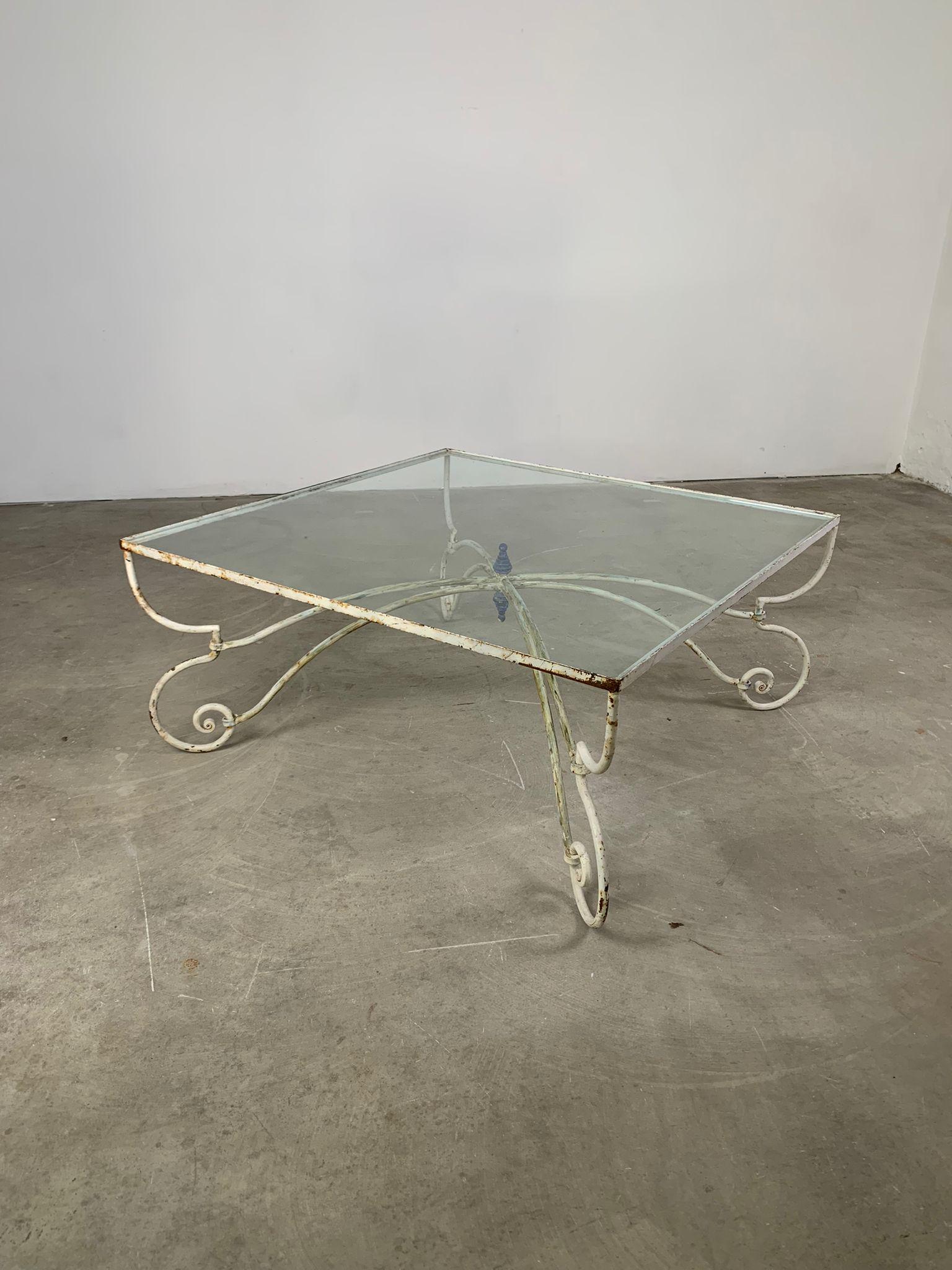 Table basse en fer avec finition originale, verre transparent carré, France, années 1960
Cadre en fer massif avec finition d'origine et plateau carré en verre transparent. Dimensions : 107 x 107 cm, hauteur 48 cm.
Le cadre métallique présente de