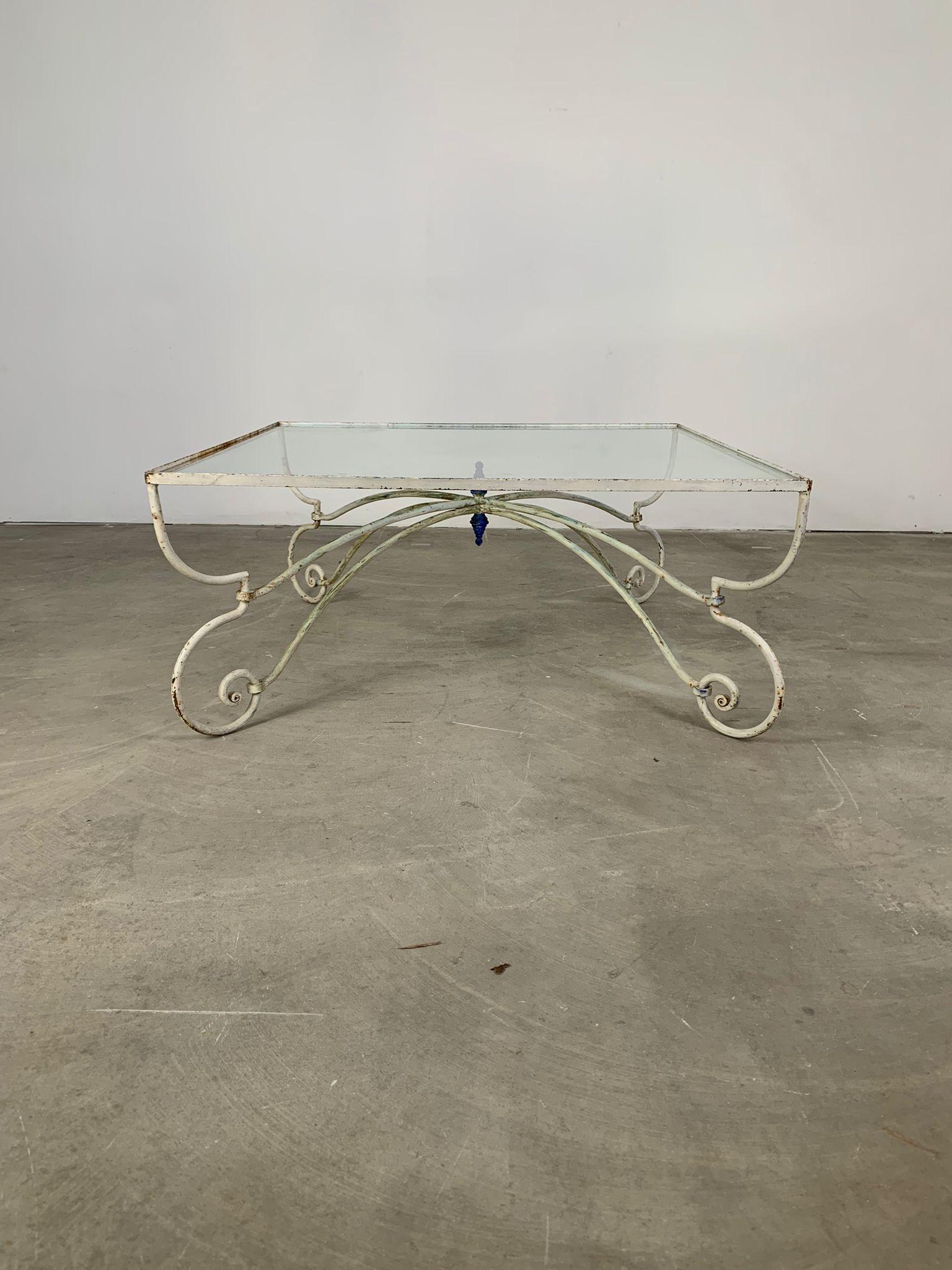 Mid-Century Modern Table basse en fer avec finition originale, verre transparent carré, France, années 1960 en vente