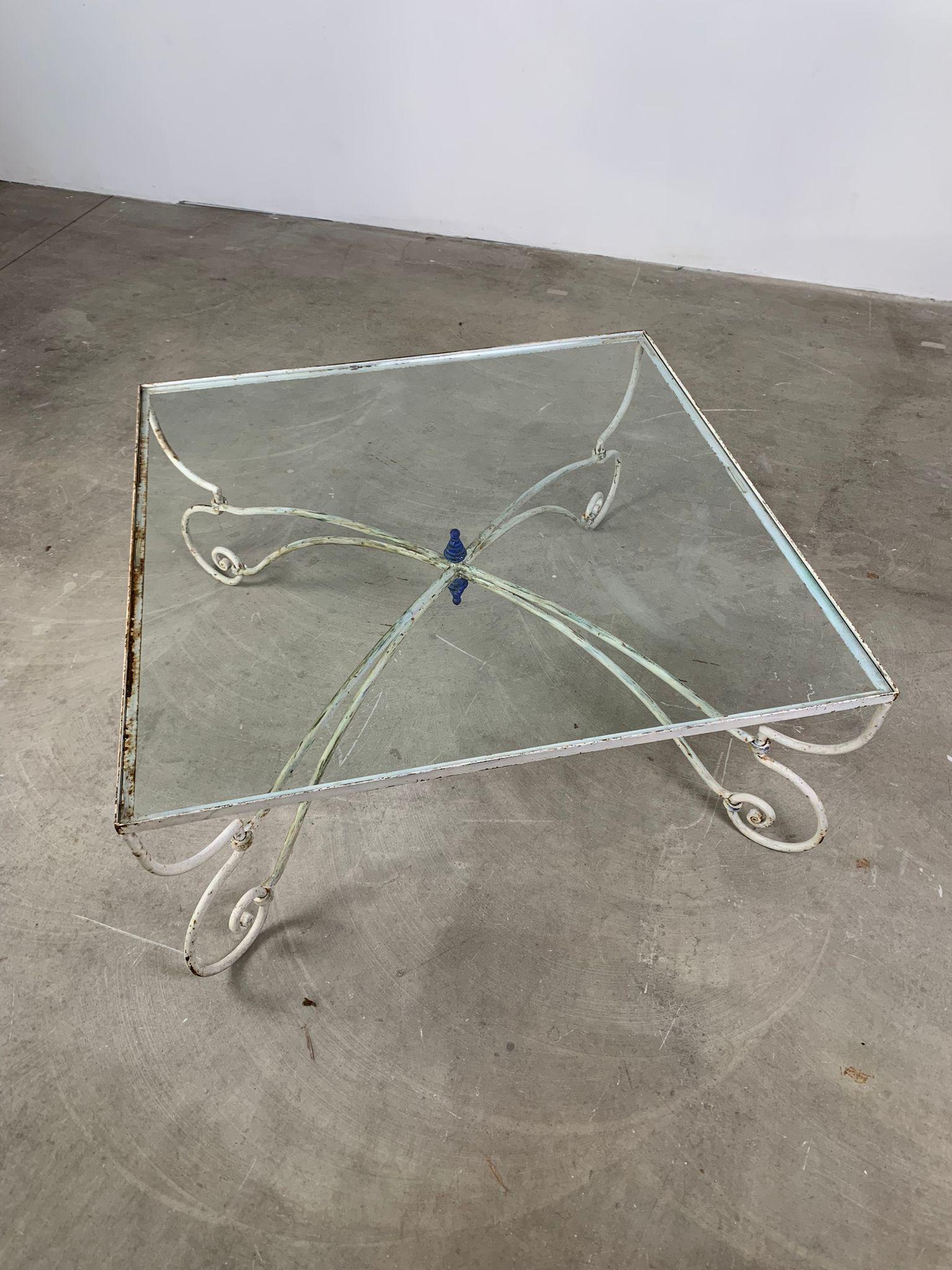 French Table basse en fer avec finition originale, verre transparent carré, France, années 1960 en vente