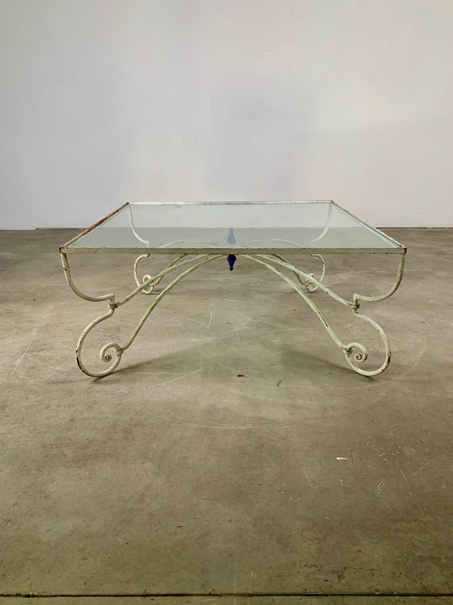 Mid-20th Century Table basse en fer avec finition originale, verre transparent carré, France, années 1960 en vente