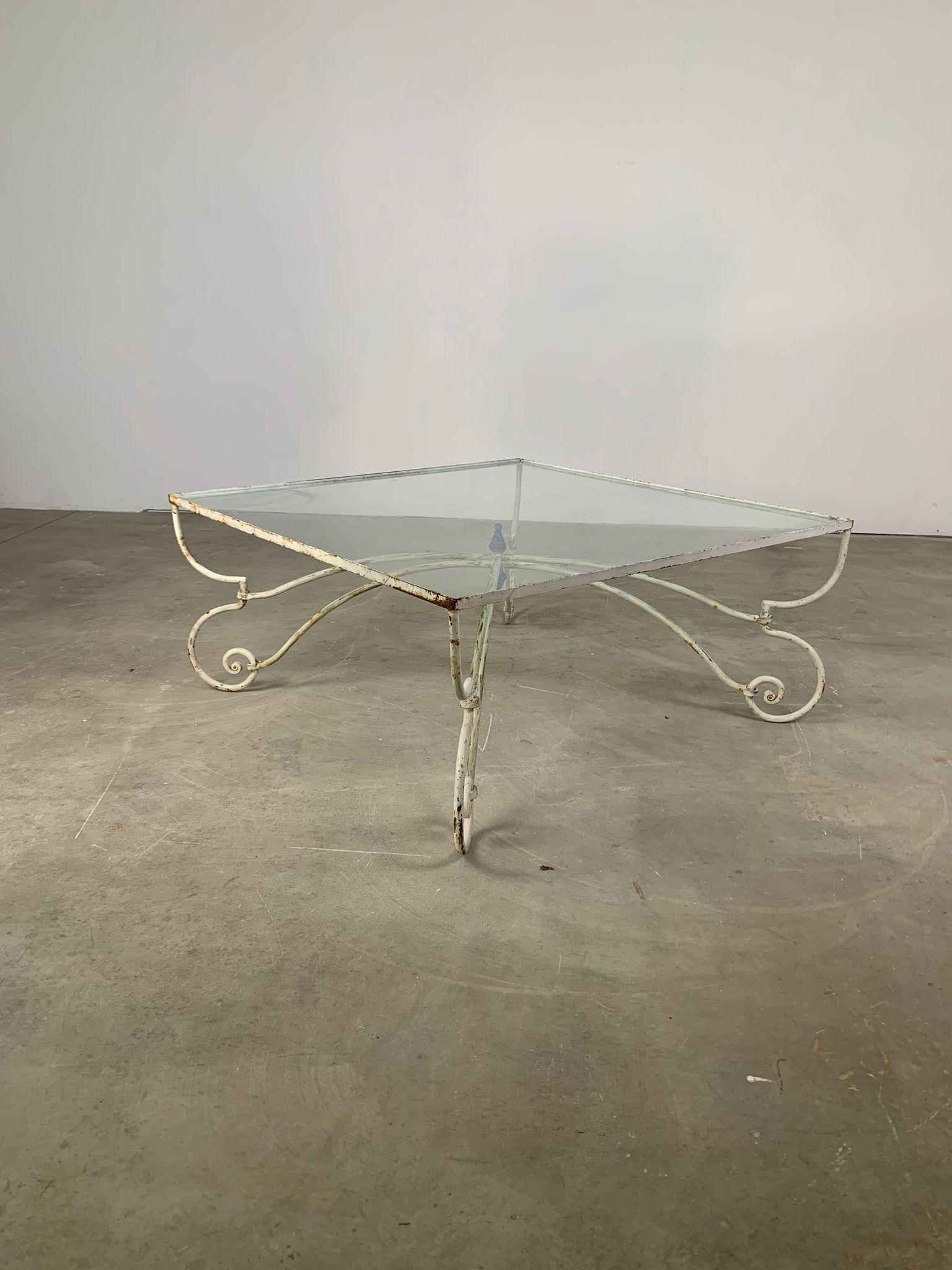 Fer forgé Table basse en fer avec finition originale, verre transparent carré, France, années 1960 en vente