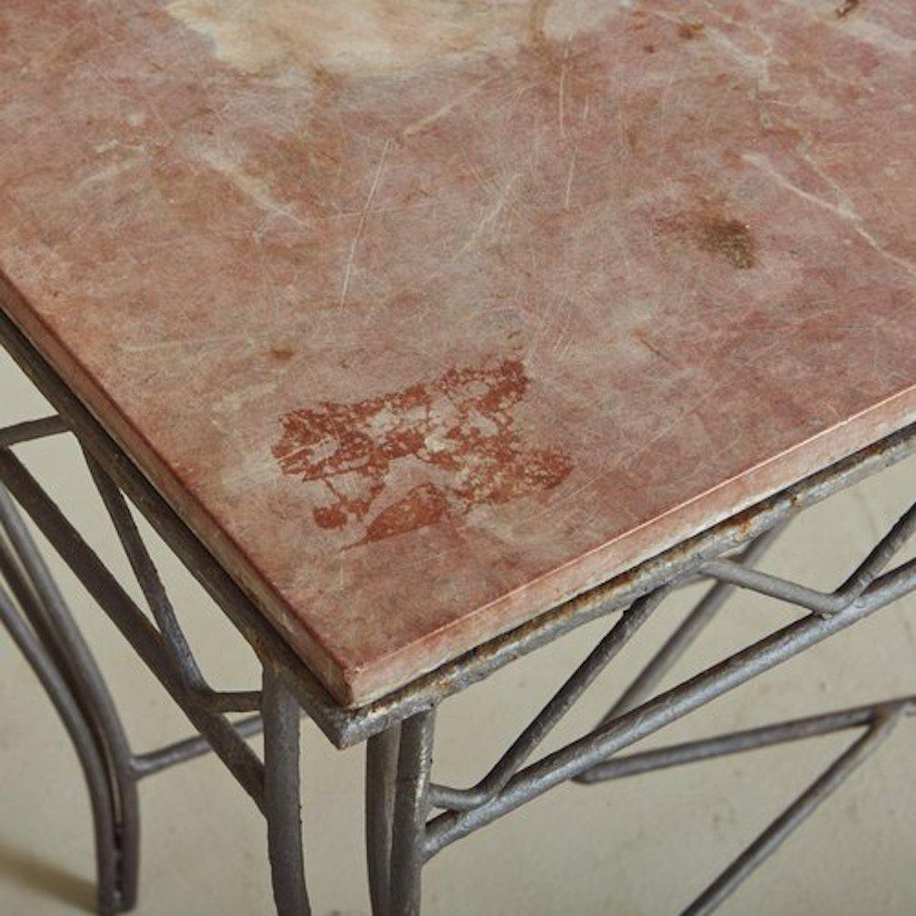 Table console en fer avec plateau en marbre rose, France, années 1960 en vente 4