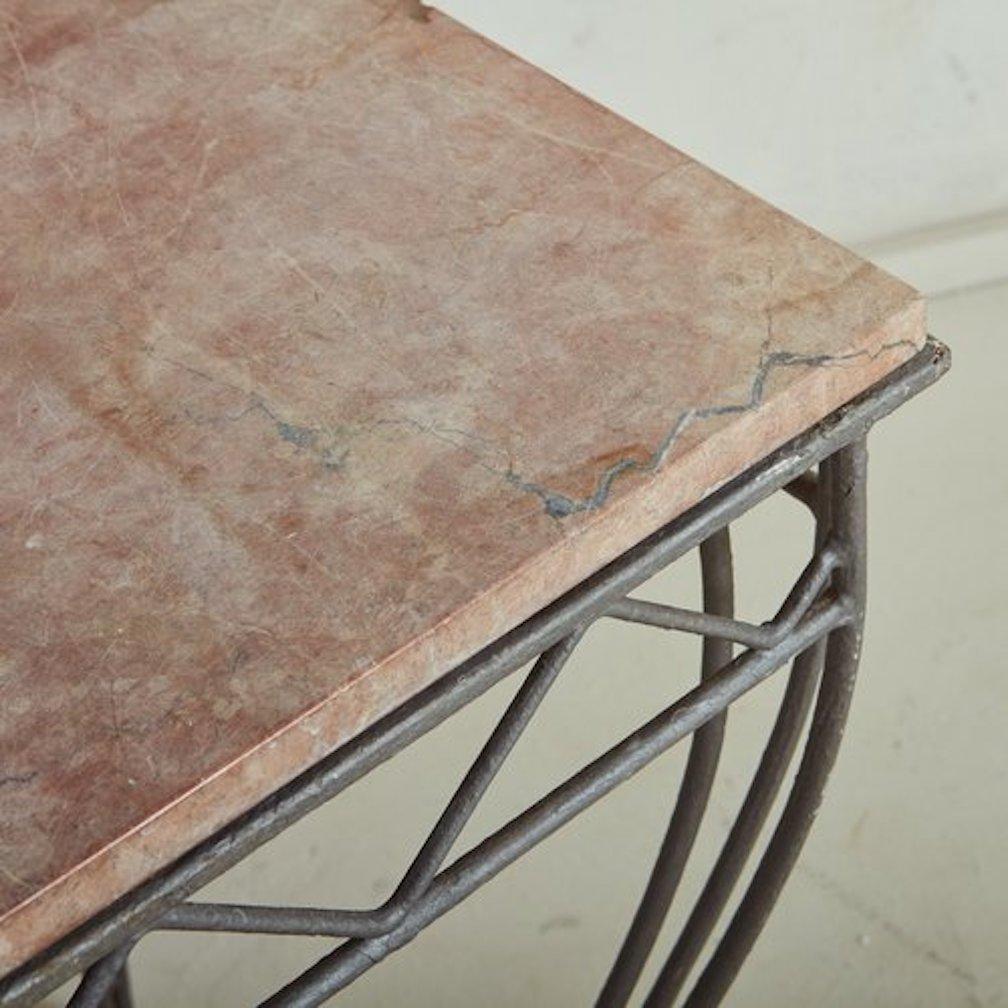 Milieu du XXe siècle Table console en fer avec plateau en marbre rose, France, années 1960 en vente