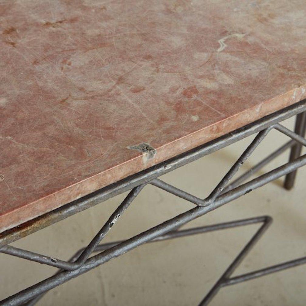 Table console en fer avec plateau en marbre rose, France, années 1960 en vente 1