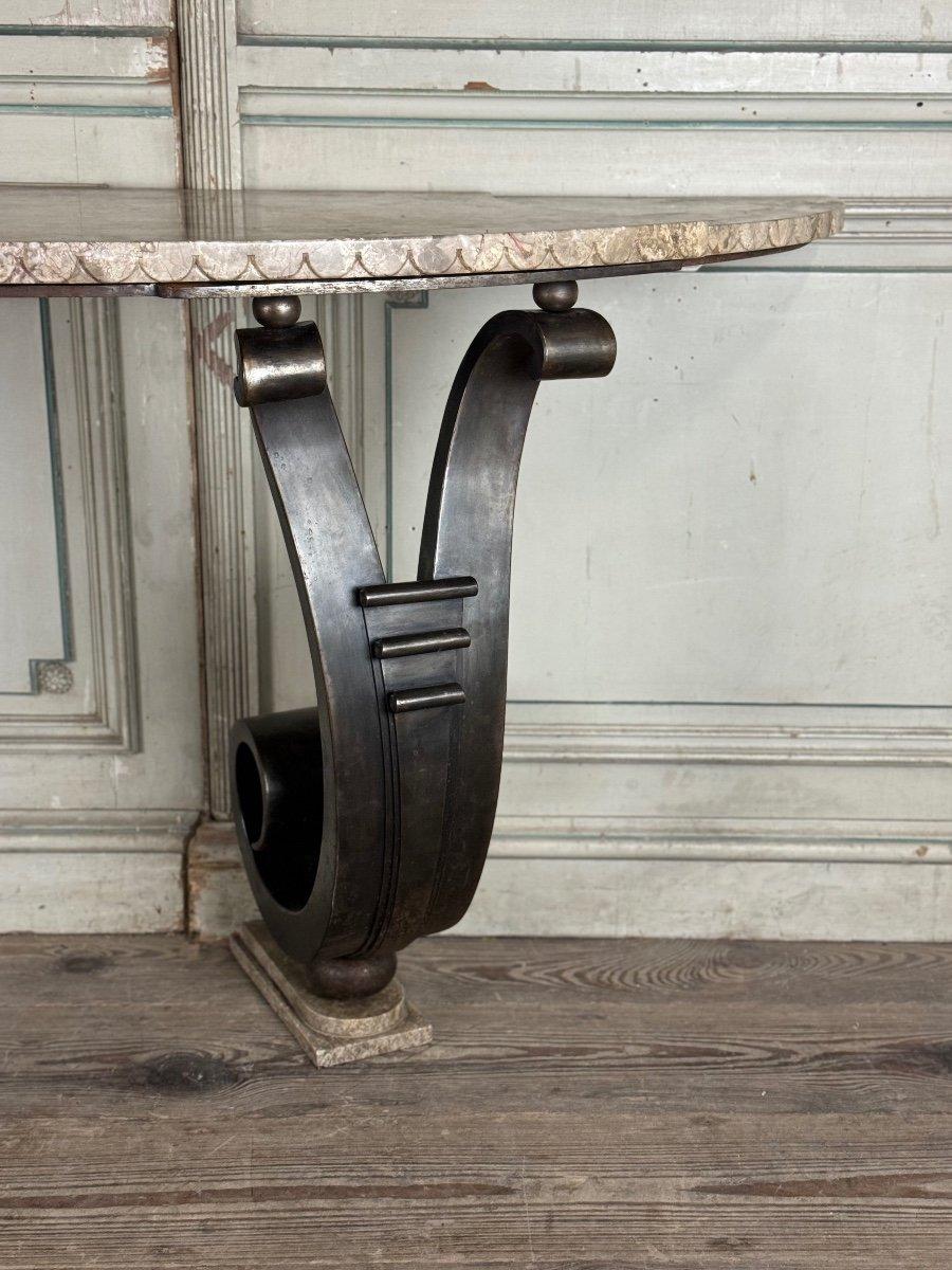 Konsole aus Eisen mit doppeltem Aufzugsbein, beigefarbene Marmorplatte und geschnitztem Gürtel (20. Jahrhundert) im Angebot
