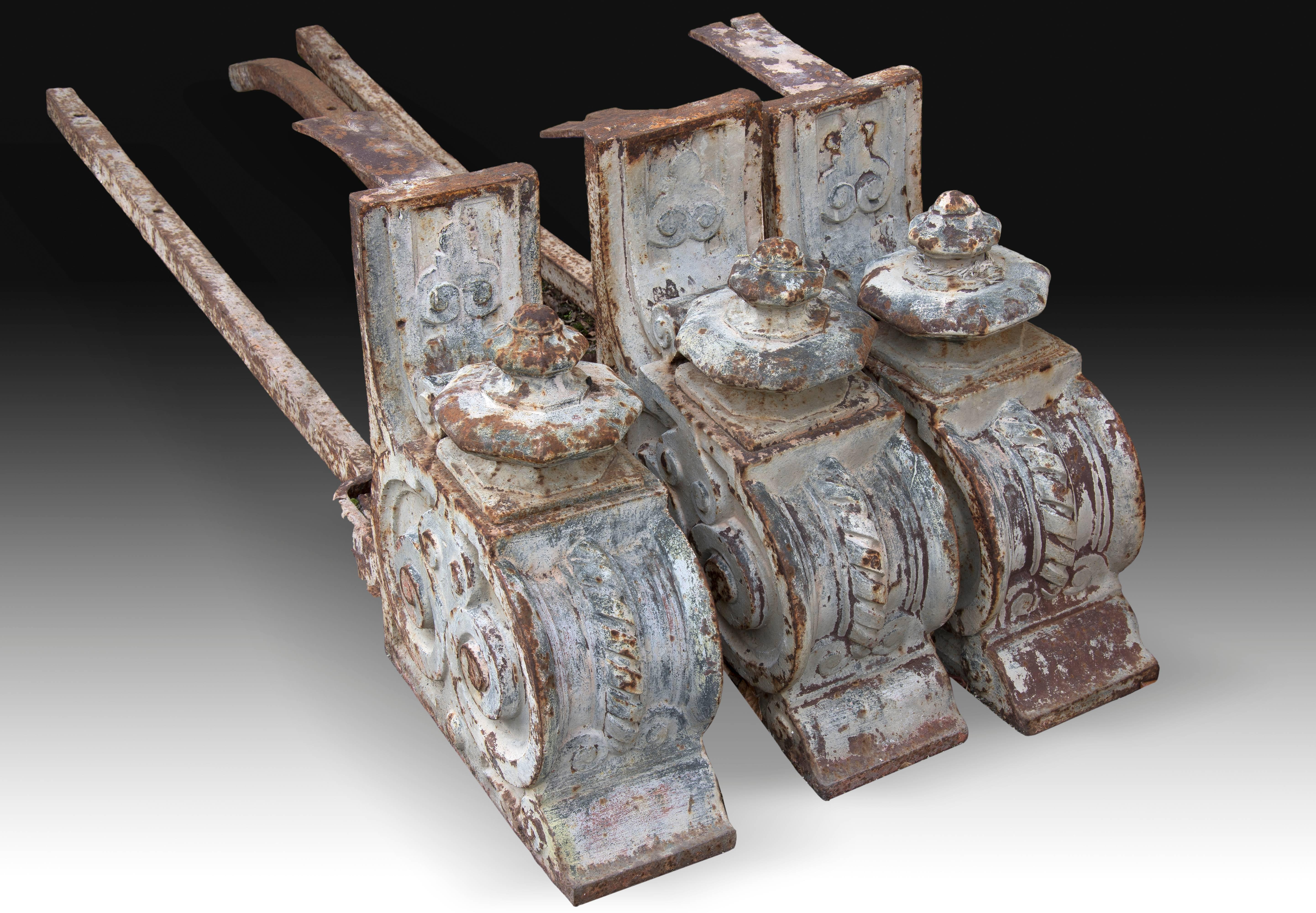 Set of three iron corbels used in some outstanding residence, decorated with scrolls, lines and other elements that could link the pieces with neoclassicism, but also have a somewhat more modern look. The polygonal finials located under the two