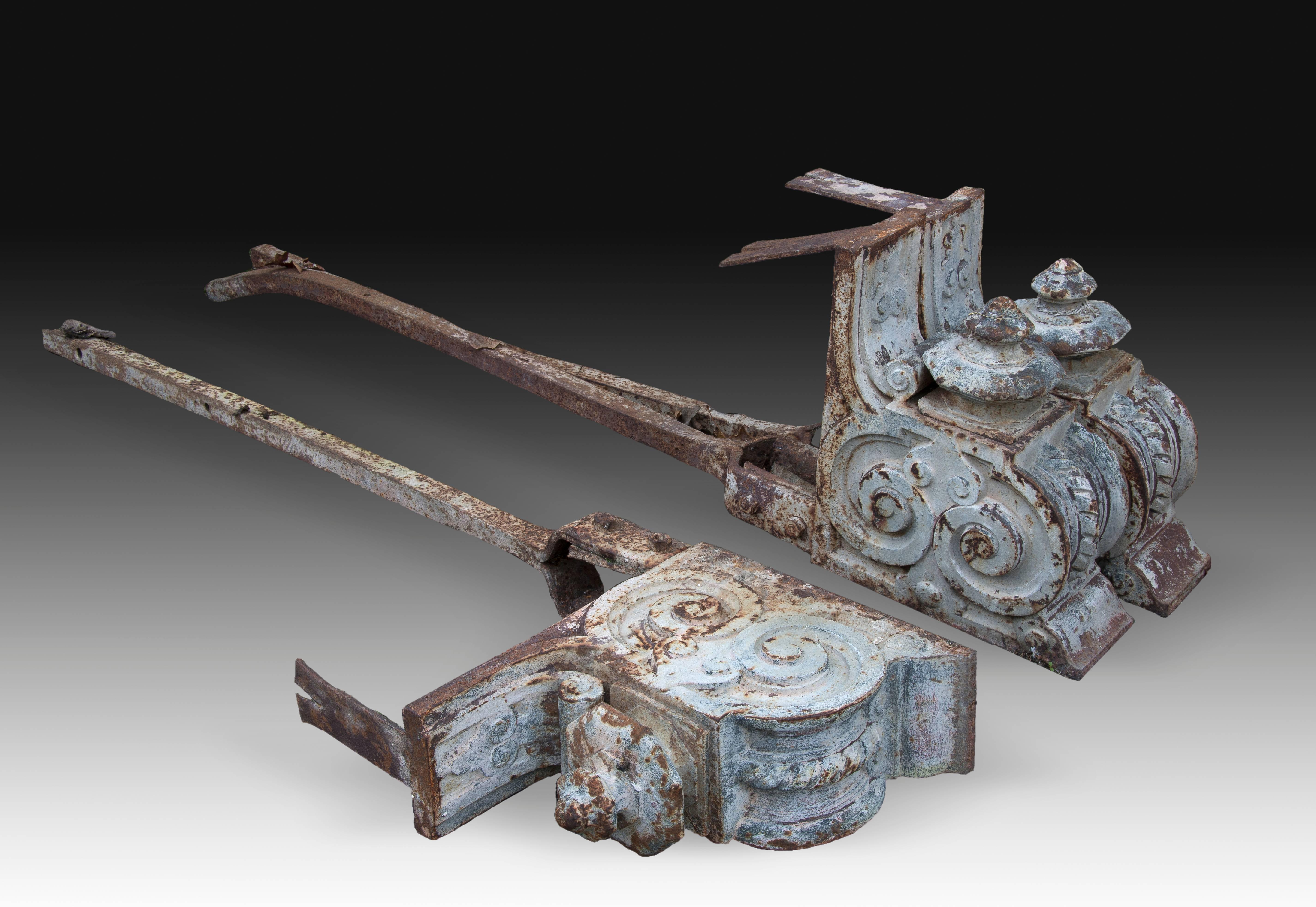 Iron Corbels Set, 19th-20th Century In Fair Condition For Sale In Madrid, ES