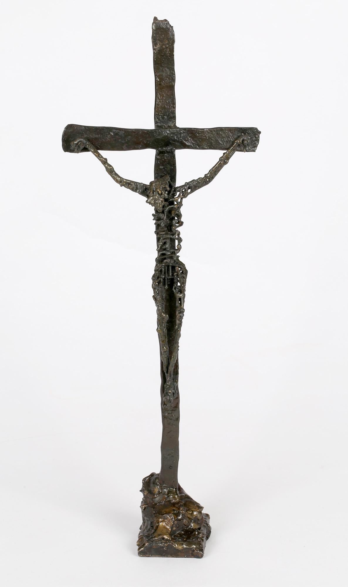 Sculpture de crucifix en fer dans le style de Regardt Van De Meulen en vente 3