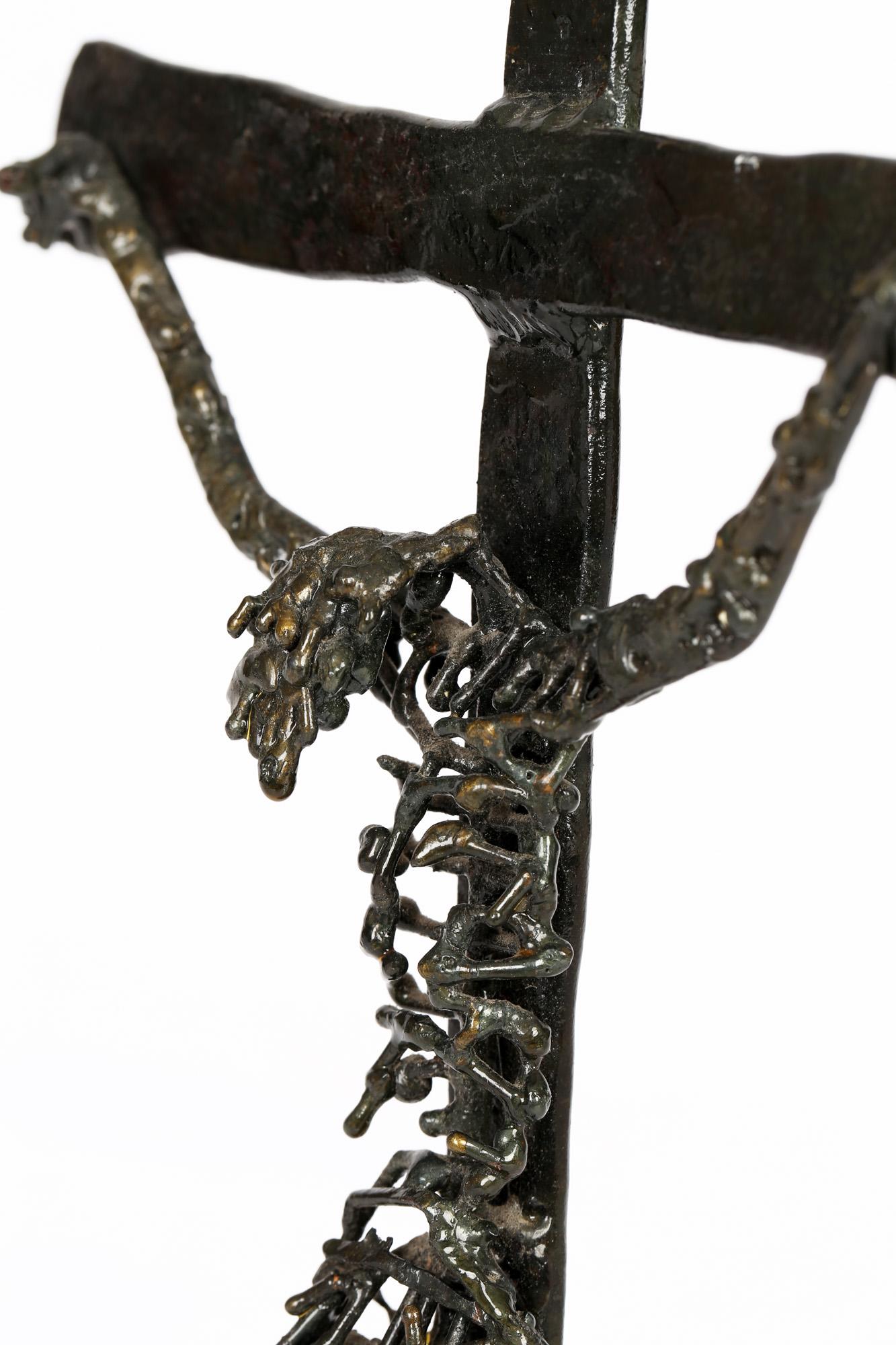 Iron Crucifix-Skulptur aus Eisen im Stil von Regardt Van De Meulen im Angebot 6