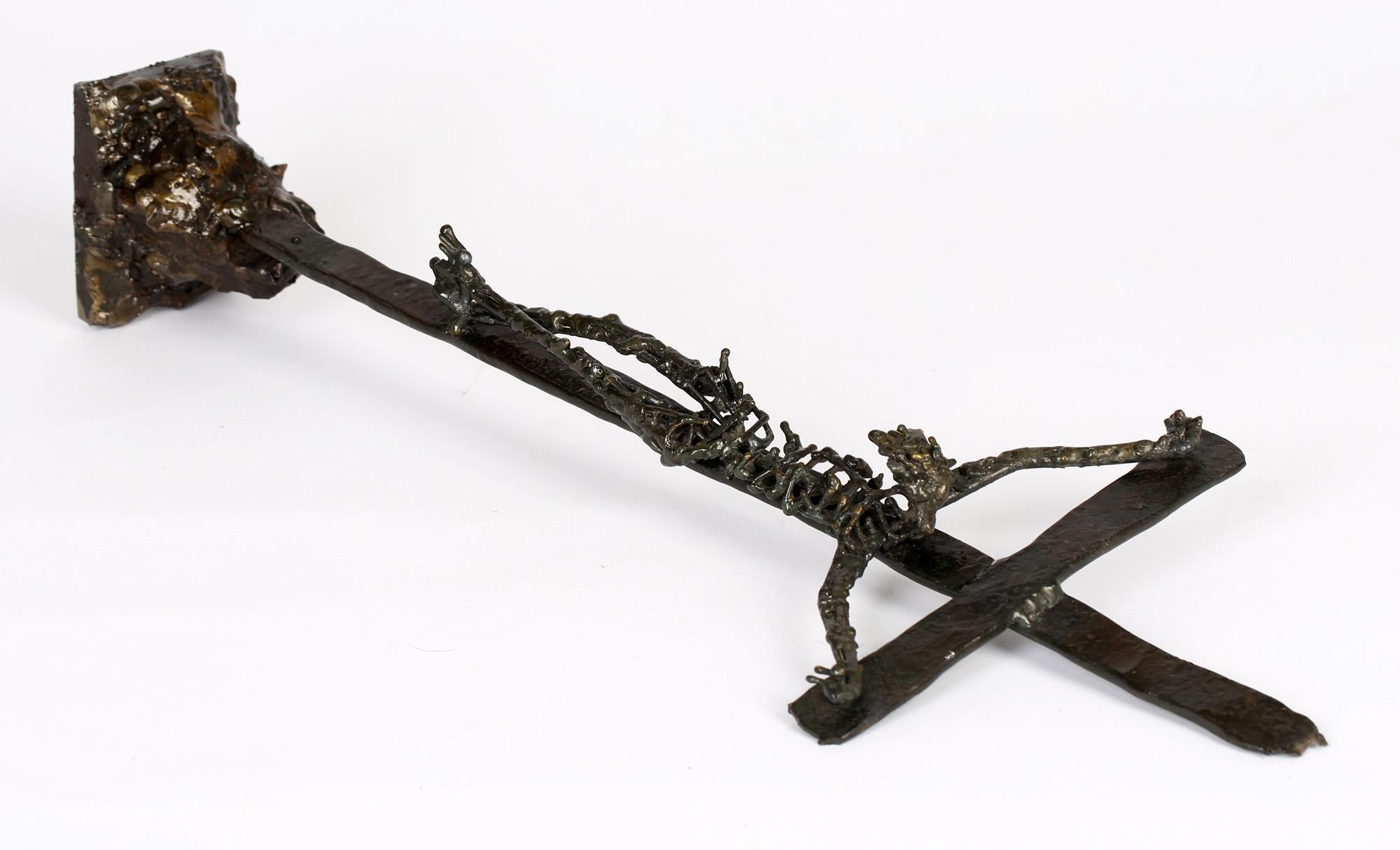 Sculpture de crucifix en fer dans le style de Regardt Van De Meulen en vente 9