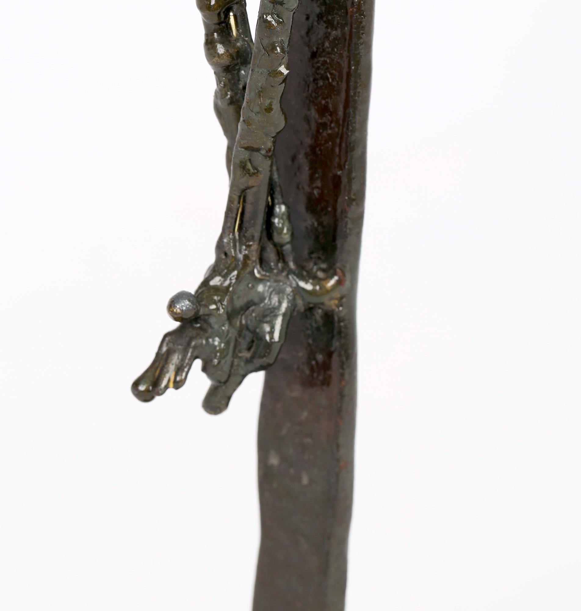 Iron Crucifix-Skulptur aus Eisen im Stil von Regardt Van De Meulen (Handgefertigt) im Angebot