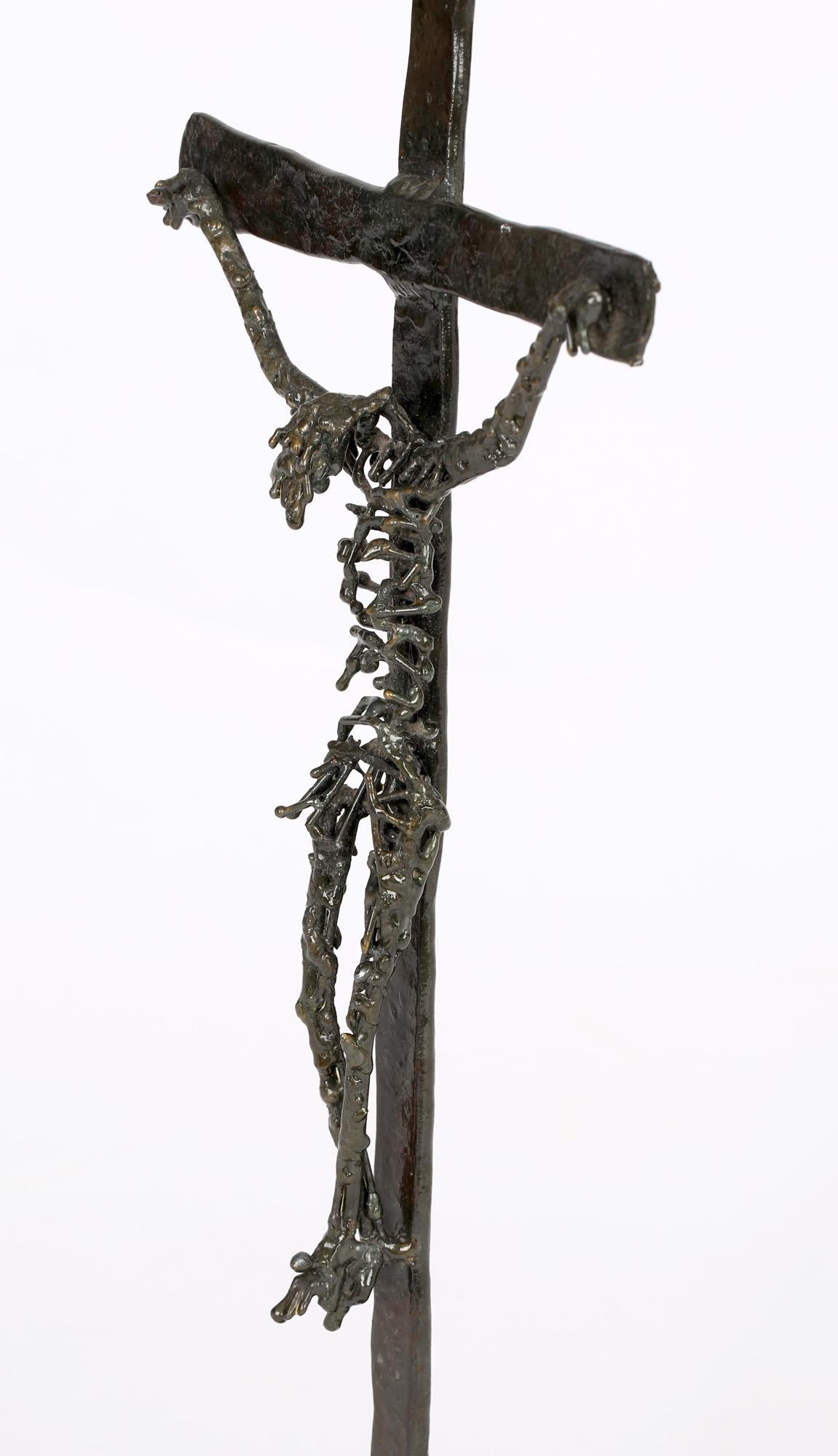Sculpture de crucifix en fer dans le style de Regardt Van De Meulen Bon état - En vente à Bishop's Stortford, Hertfordshire
