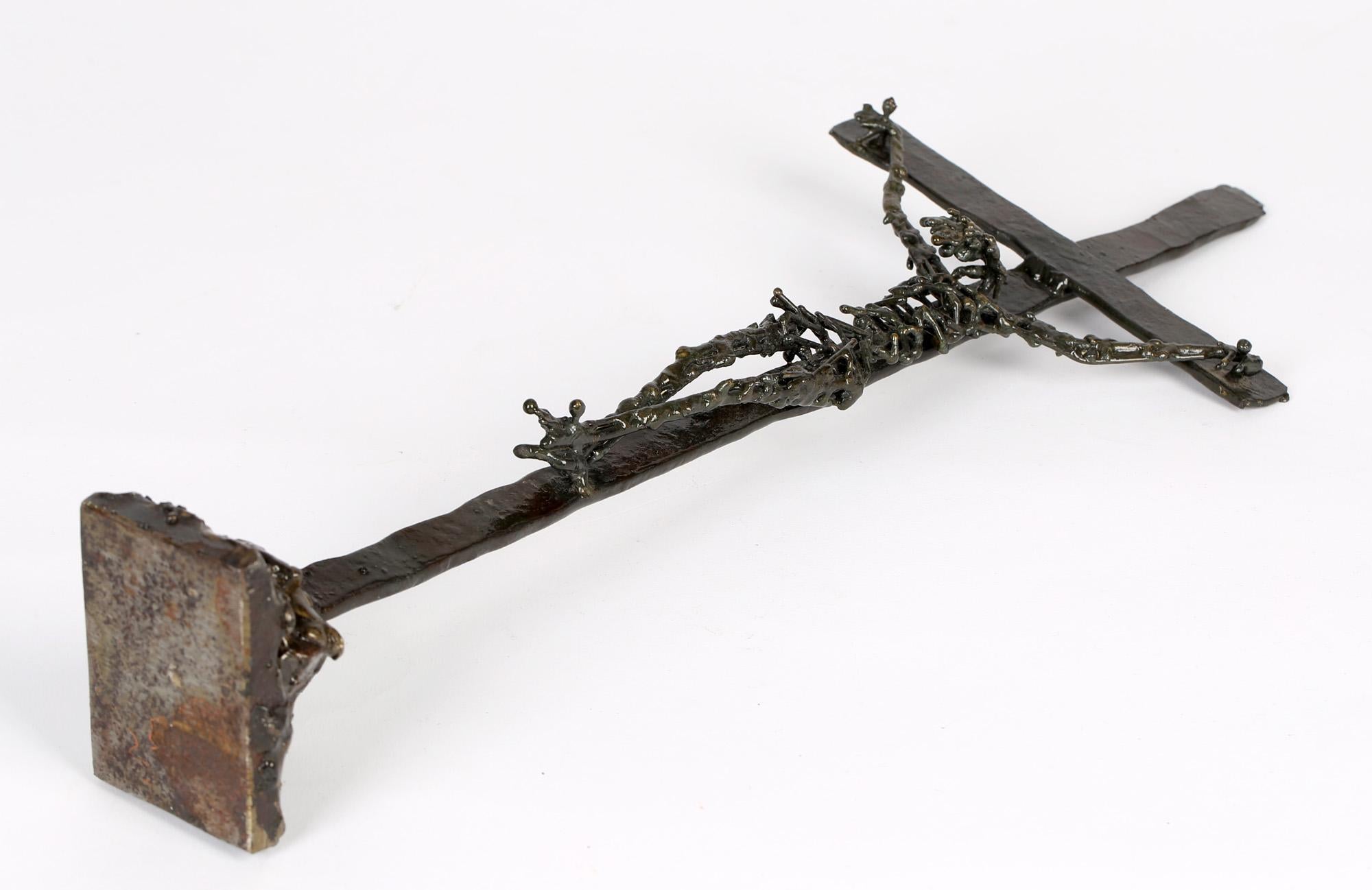 XXIe siècle et contemporain Sculpture de crucifix en fer dans le style de Regardt Van De Meulen en vente